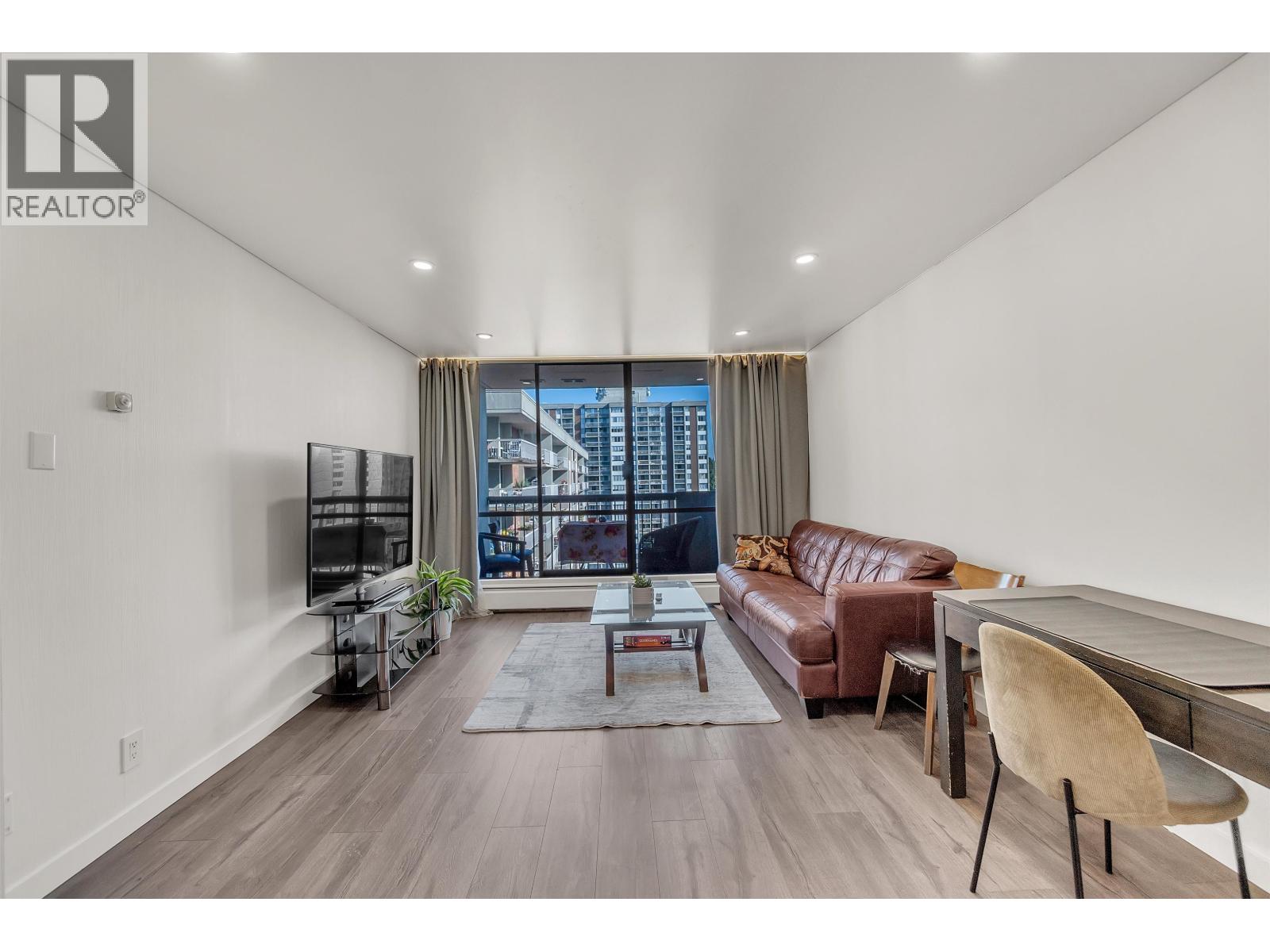 1207 2016 Fullerton Avenue Property Photo 12