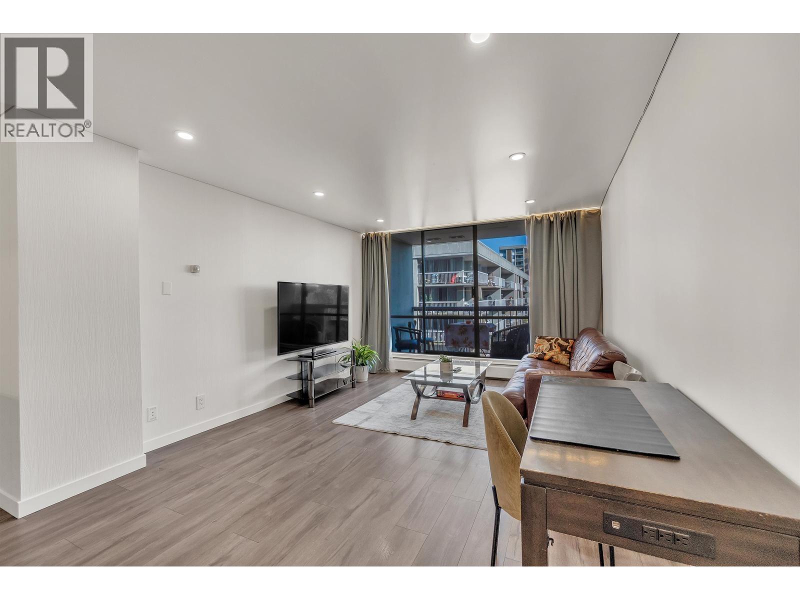1207 2016 Fullerton Avenue Property Photo 13