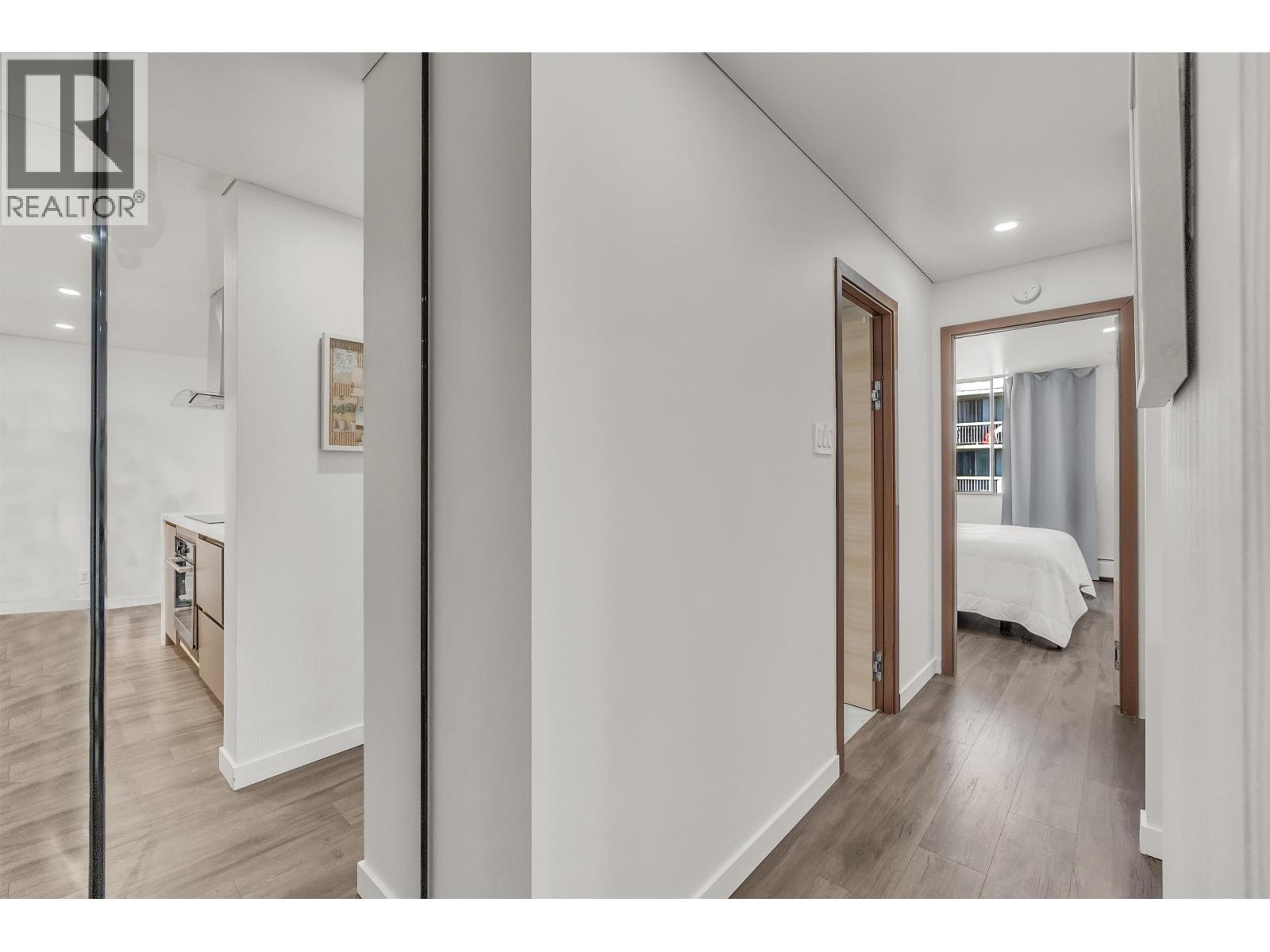 1207 2016 Fullerton Avenue Property Photo 14