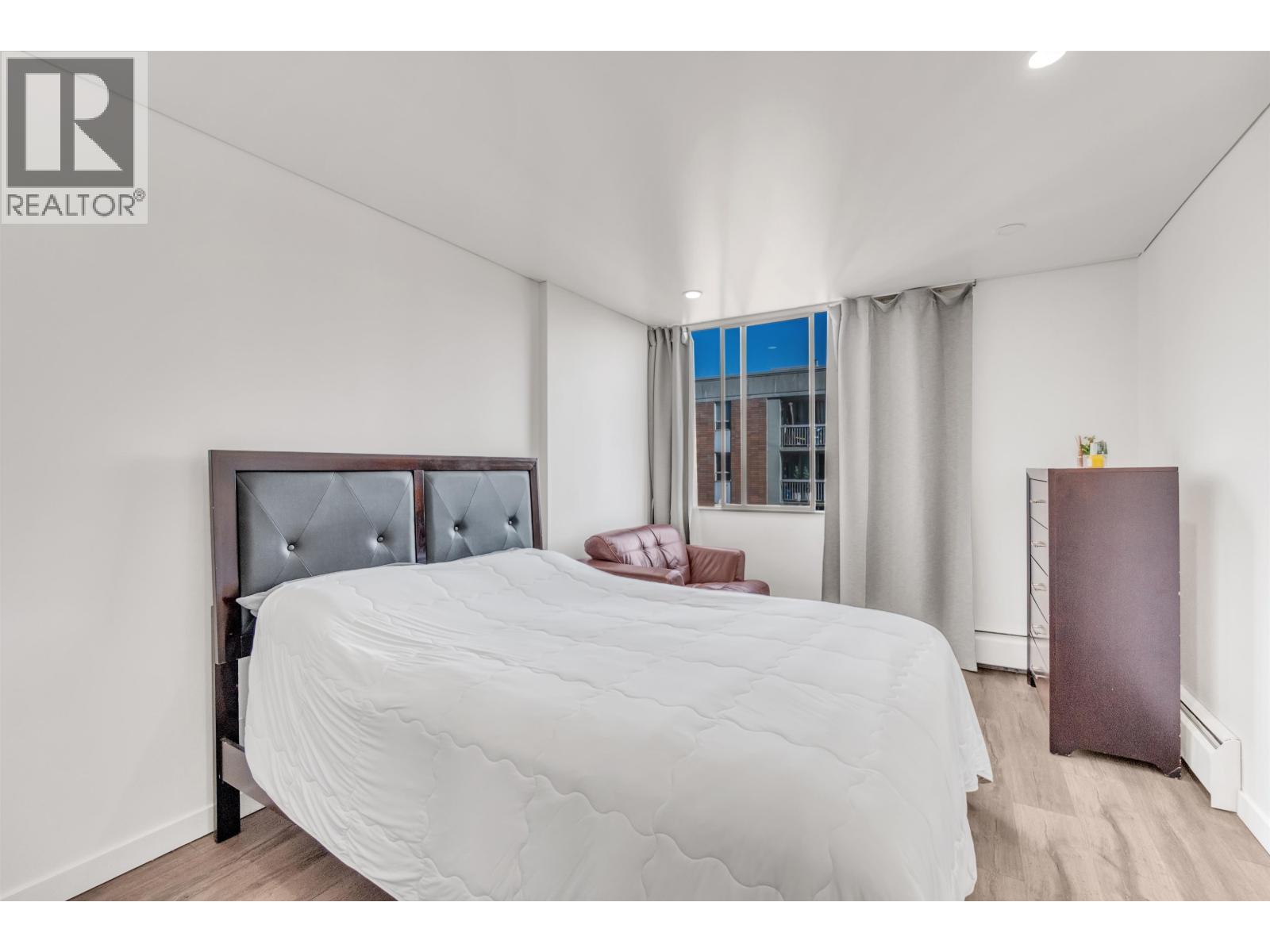 1207 2016 Fullerton Avenue Property Photo 16