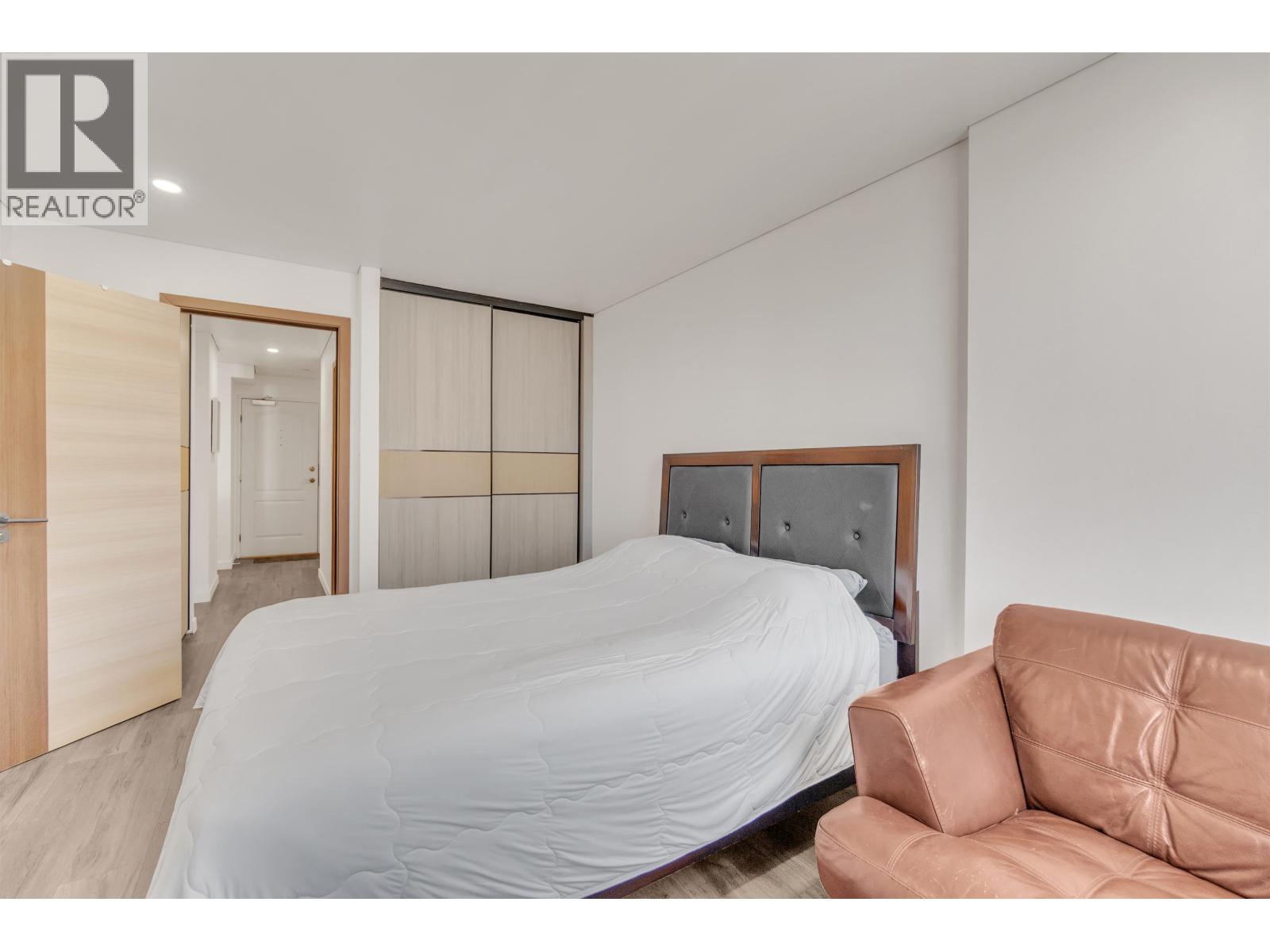 1207 2016 Fullerton Avenue Property Photo 17