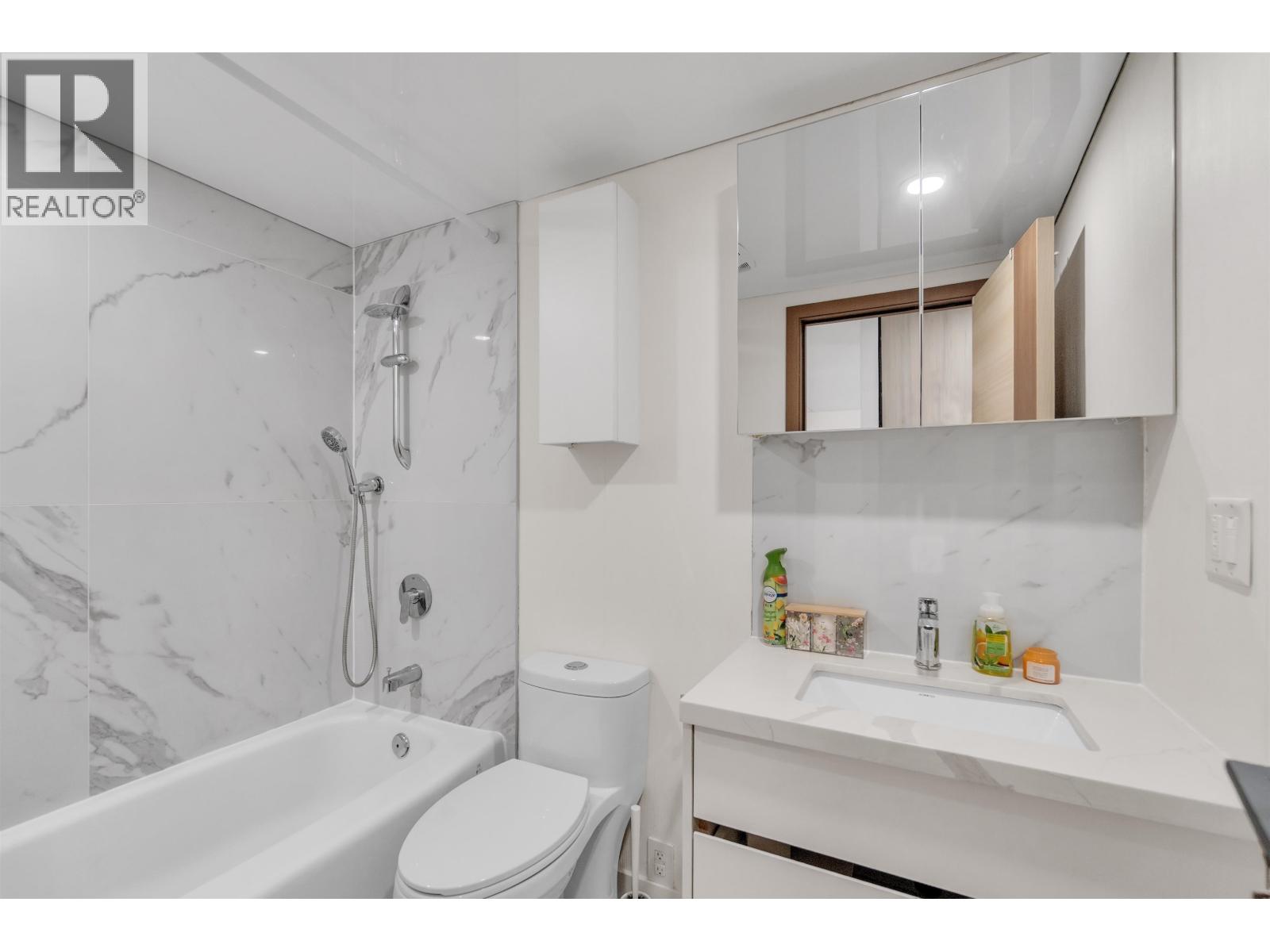 1207 2016 Fullerton Avenue Property Photo 18