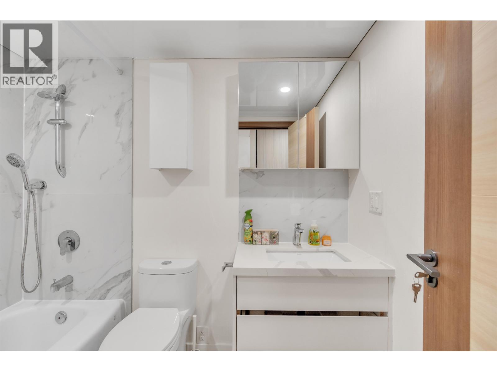 1207 2016 Fullerton Avenue Property Photo 19