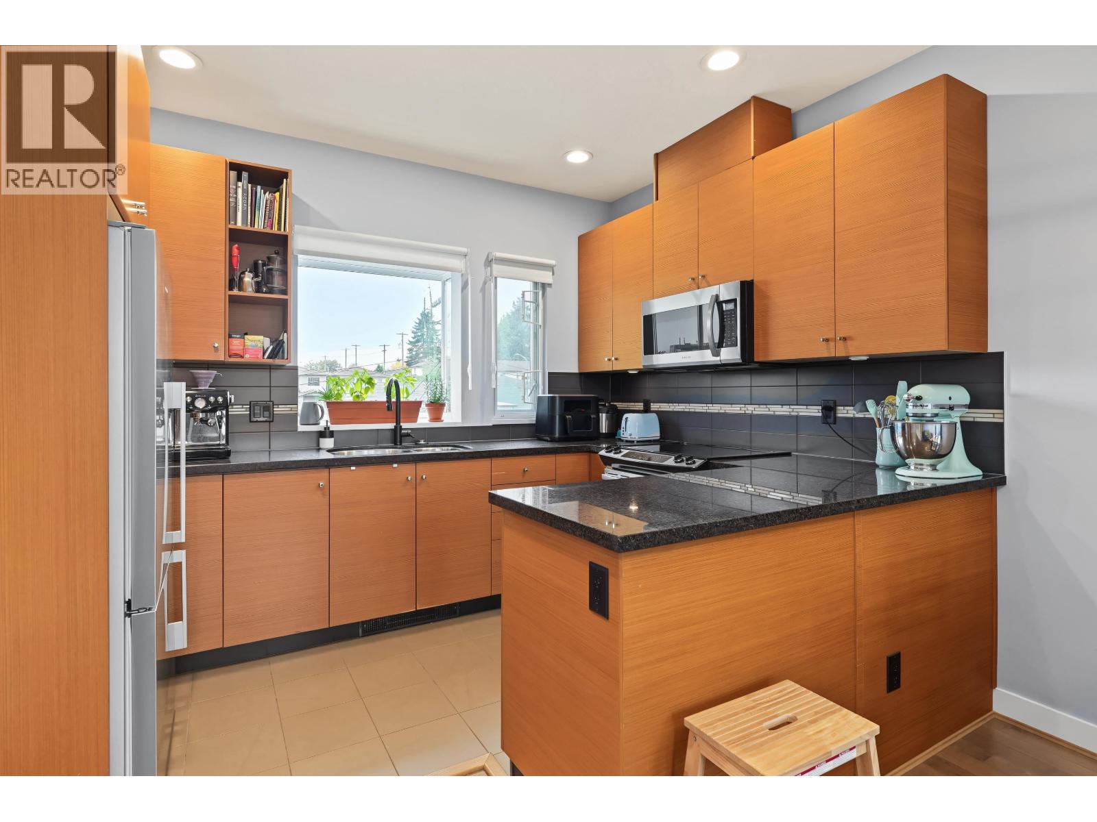 15 3788 Laurel Street Property Photo 4