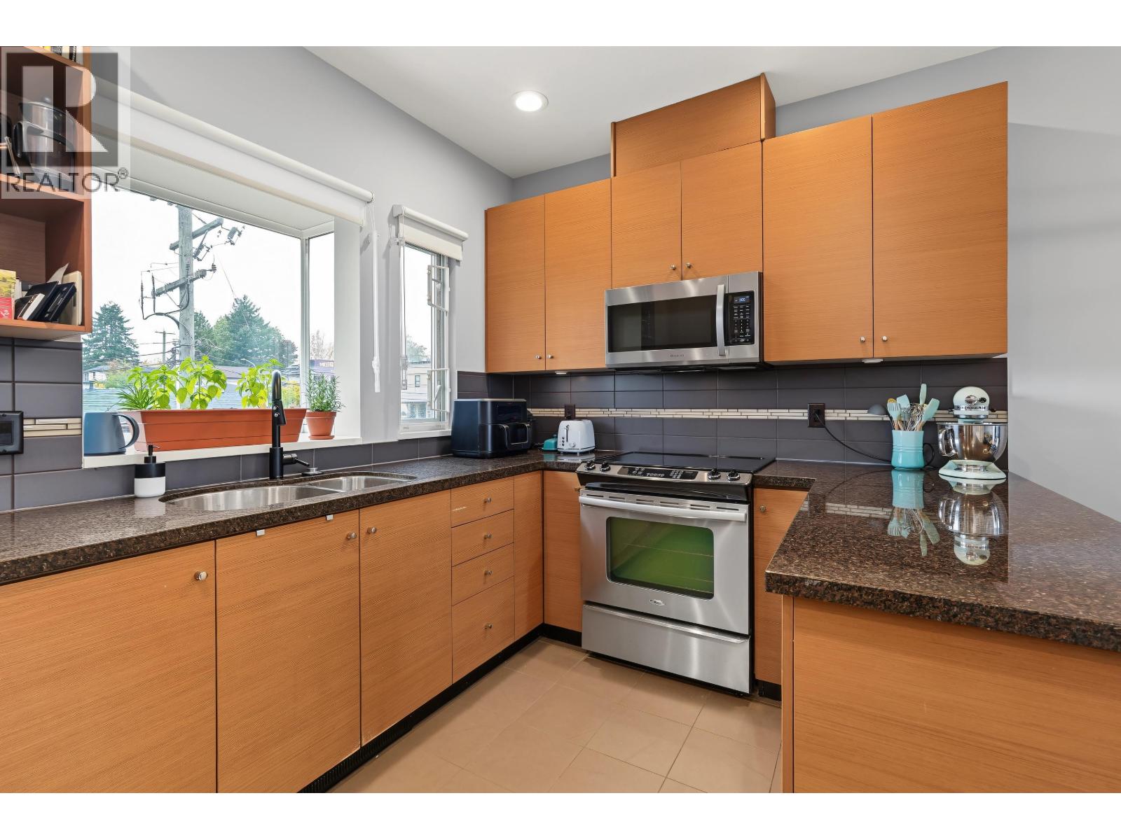 15 3788 Laurel Street Property Photo 5