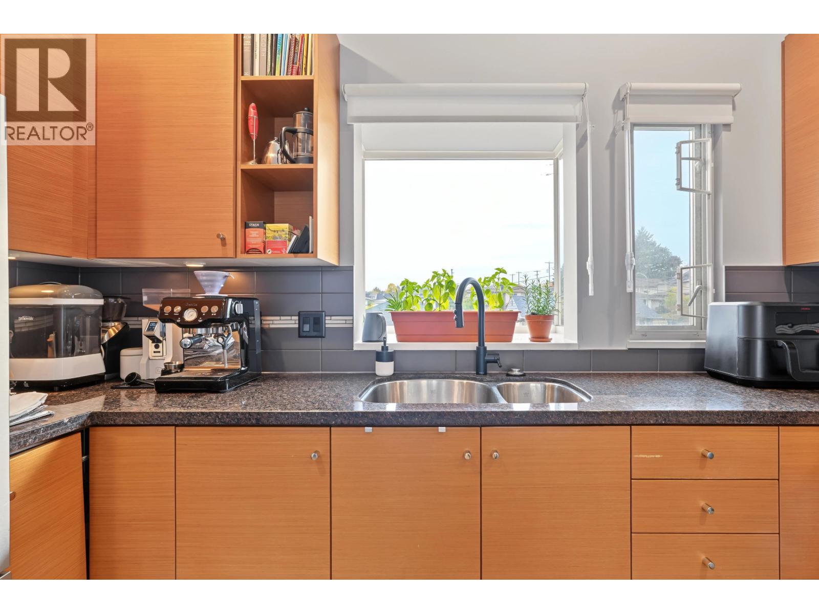 15 3788 Laurel Street Property Photo 6