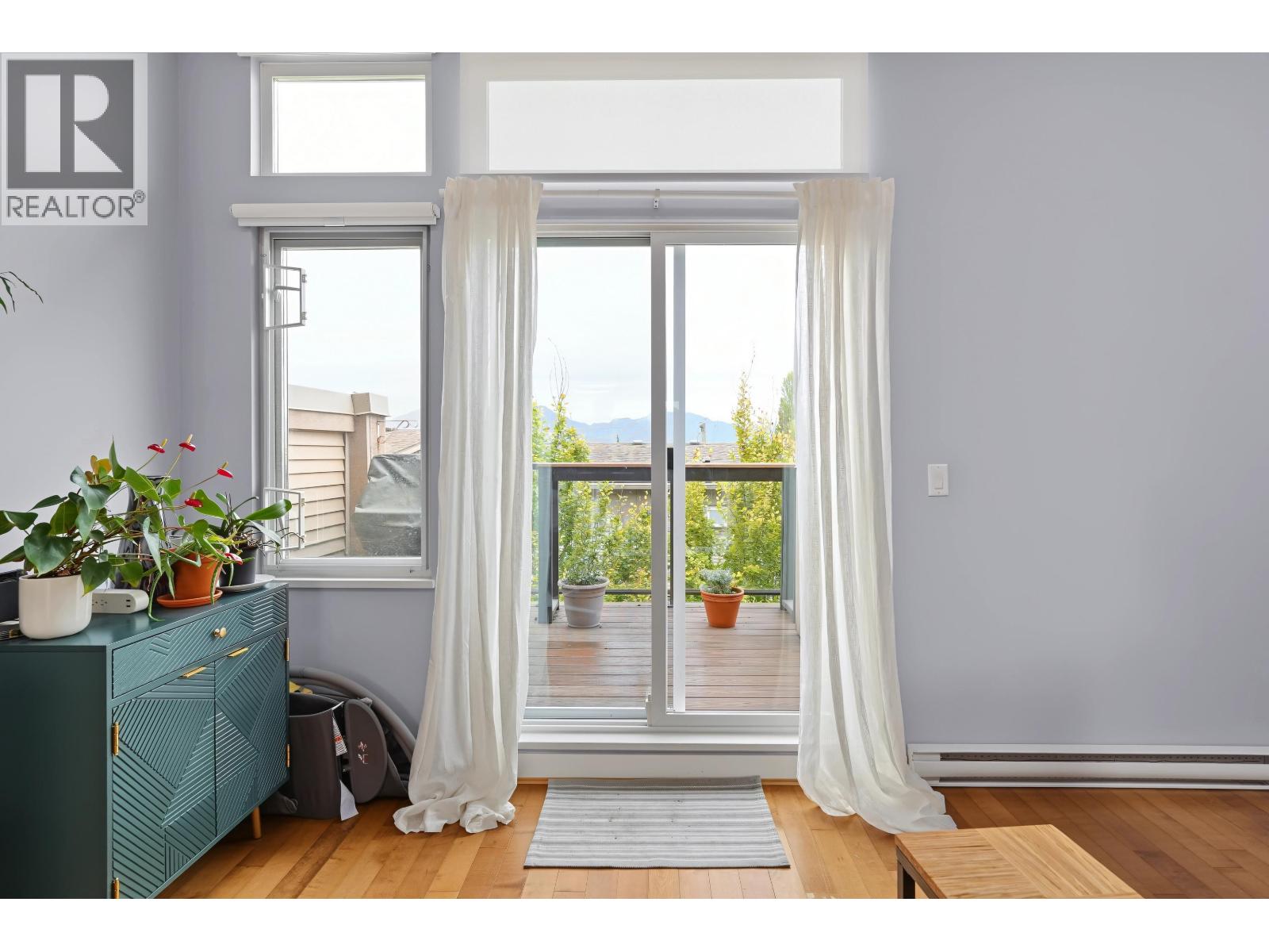 15 3788 Laurel Street Property Photo 9
