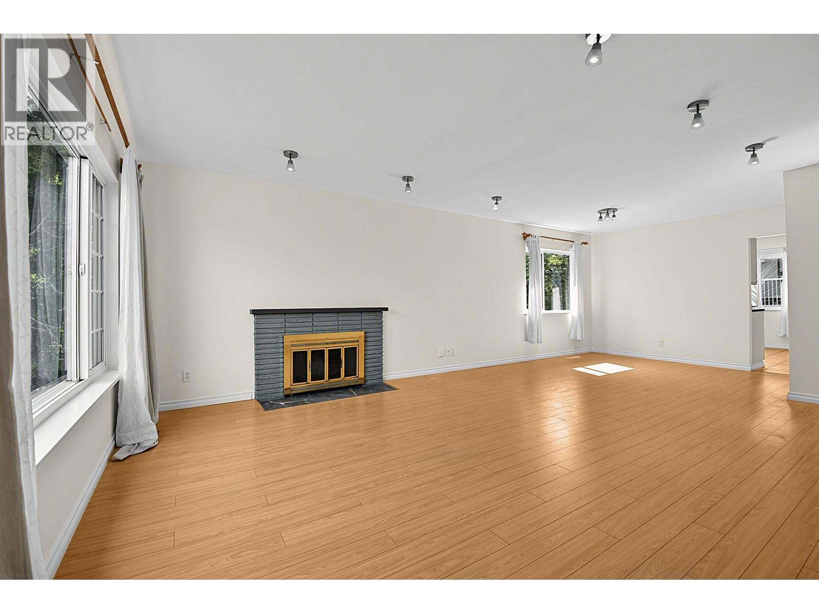 2216 E 41st Avenue Property Photo 2