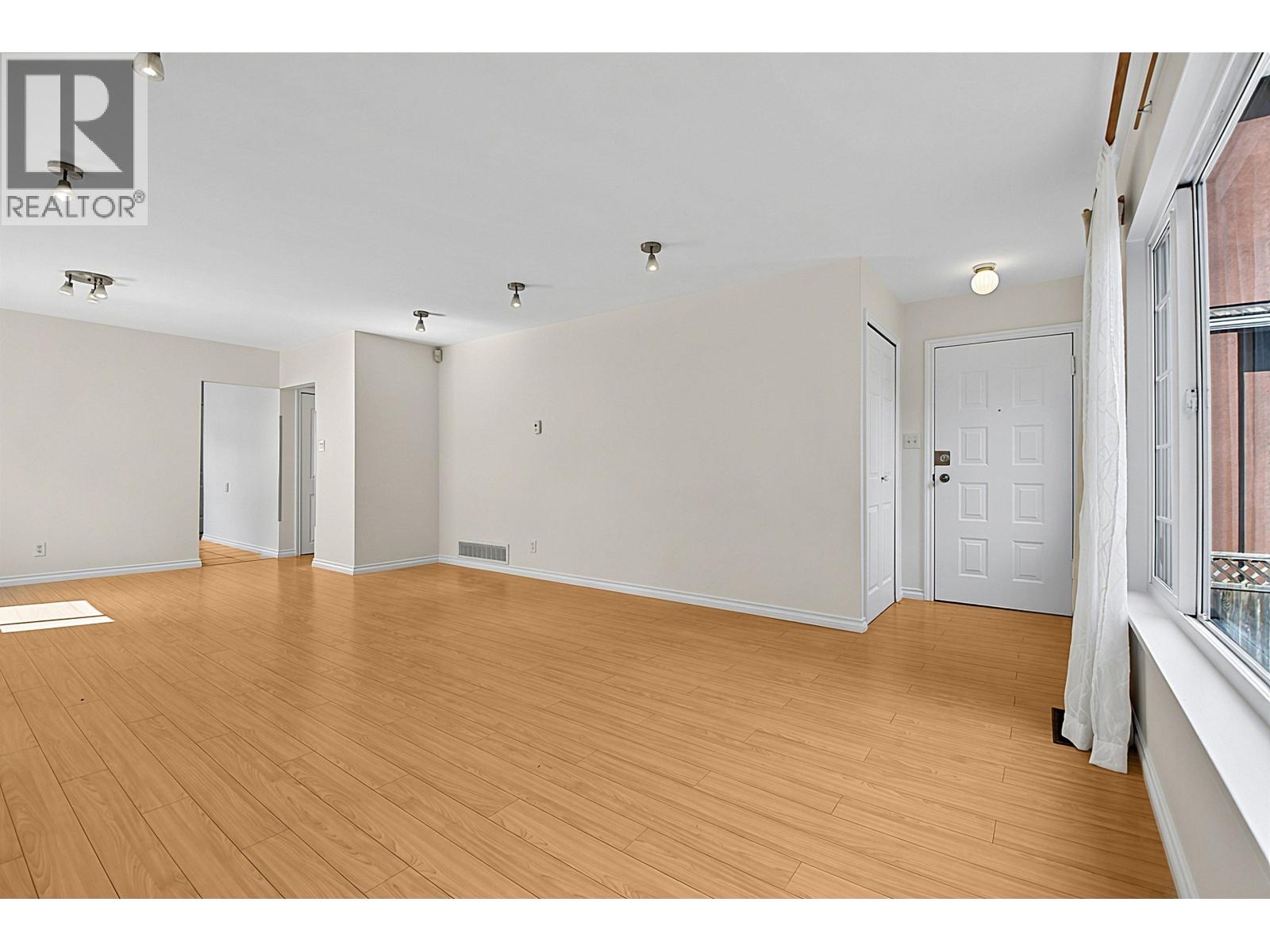 2216 E 41st Avenue Property Photo 4