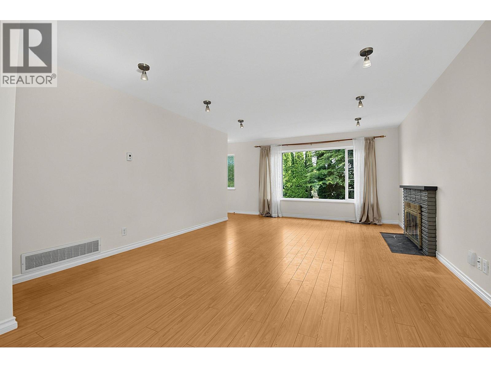 2216 E 41st Avenue Property Photo 5