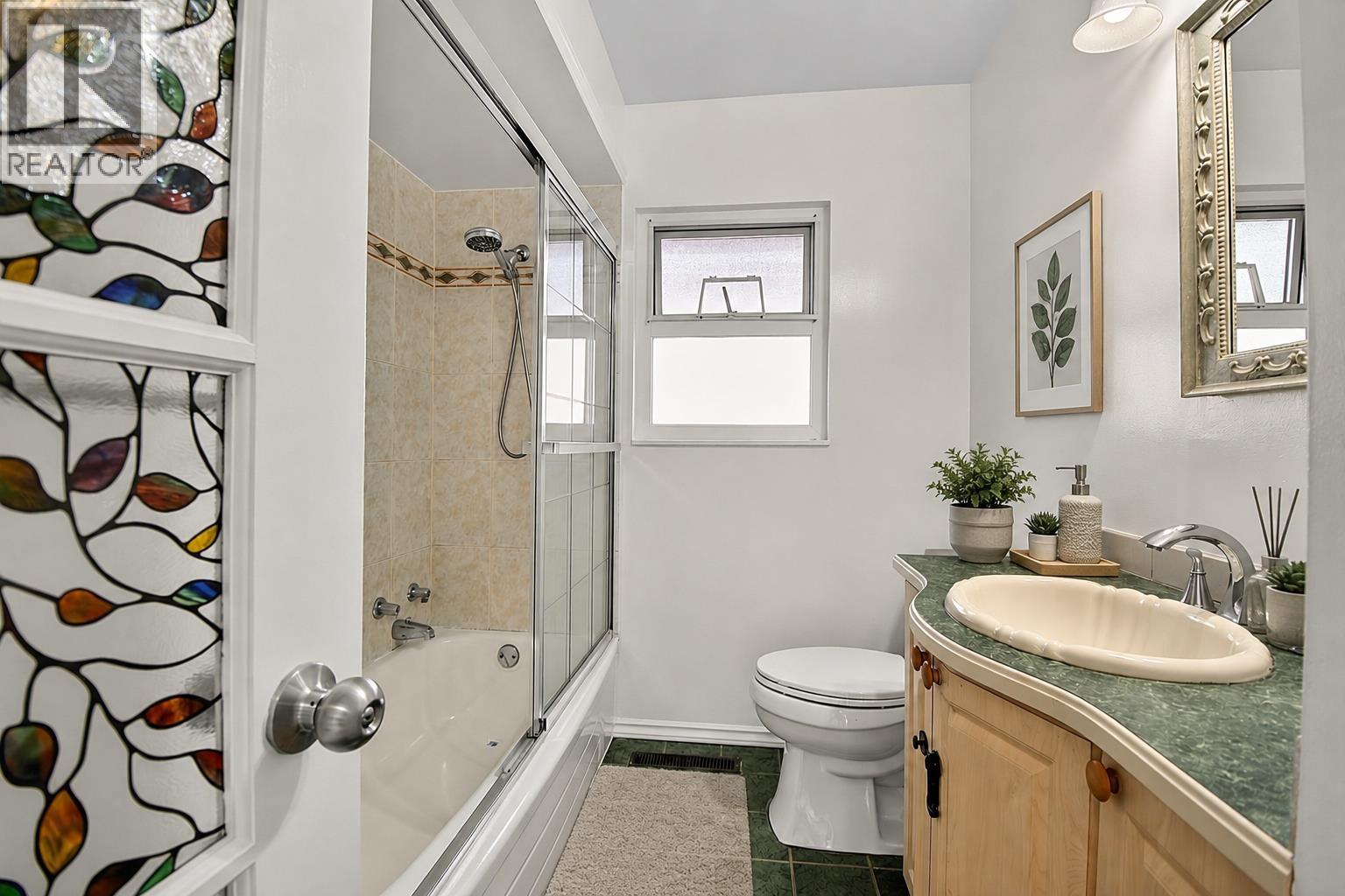 2216 E 41st Avenue Property Photo 10
