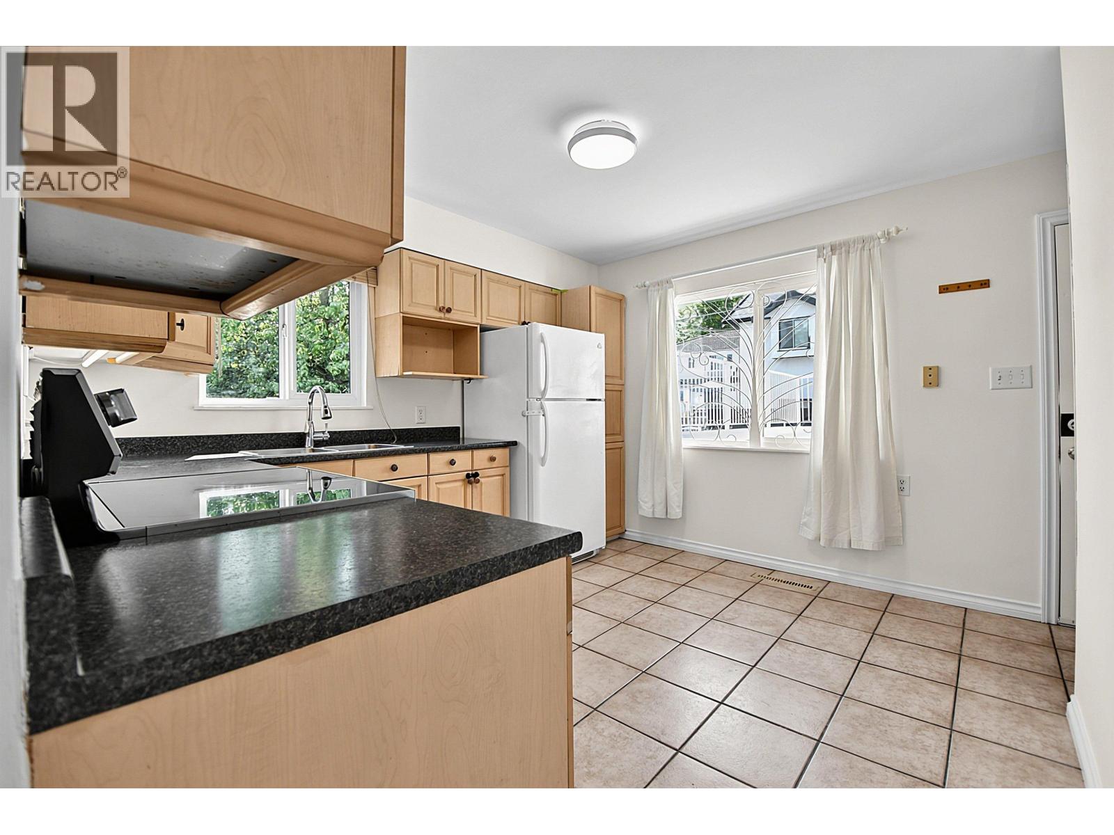 2216 E 41st Avenue Property Photo 13
