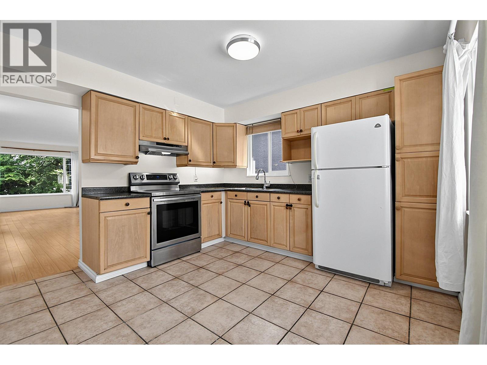 2216 E 41st Avenue Property Photo 14