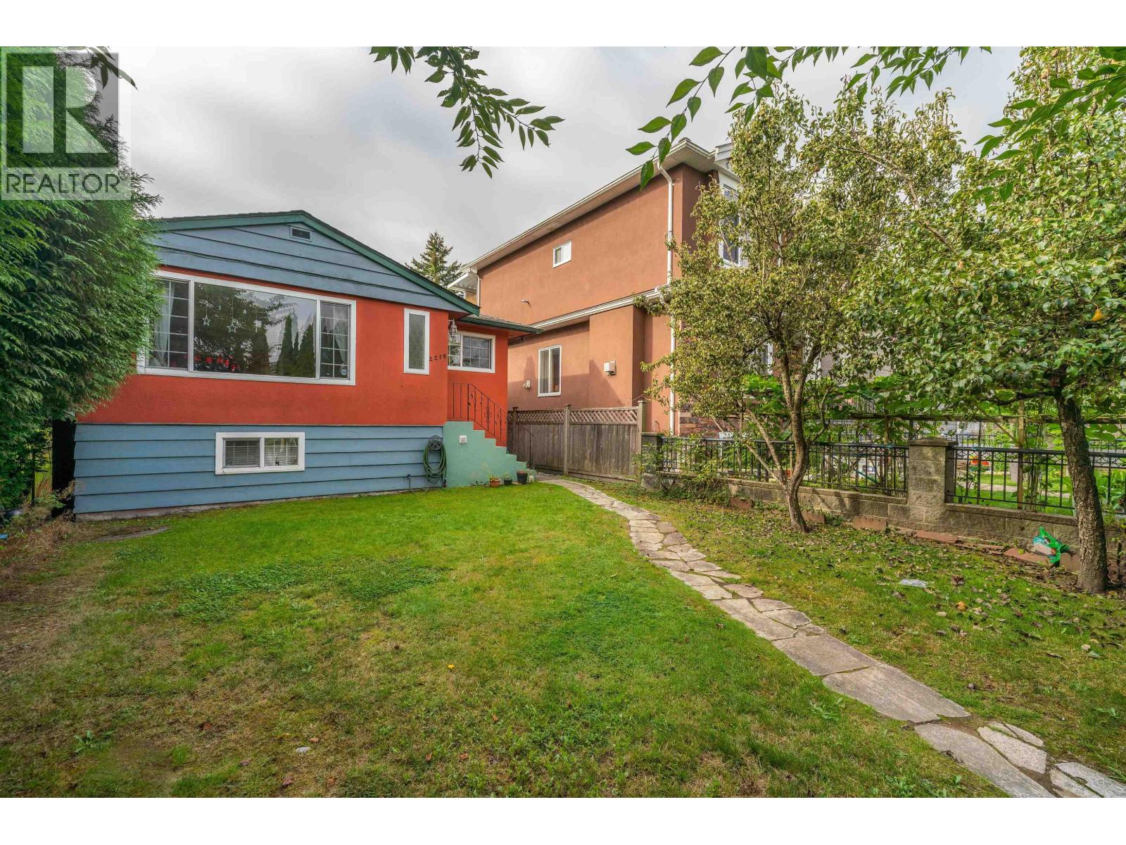 2216 E 41st Avenue Property Photo 29