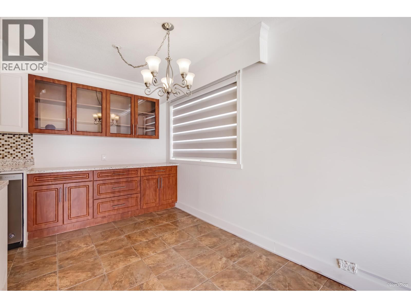 111 235 E 13th Street Property Photo 10
