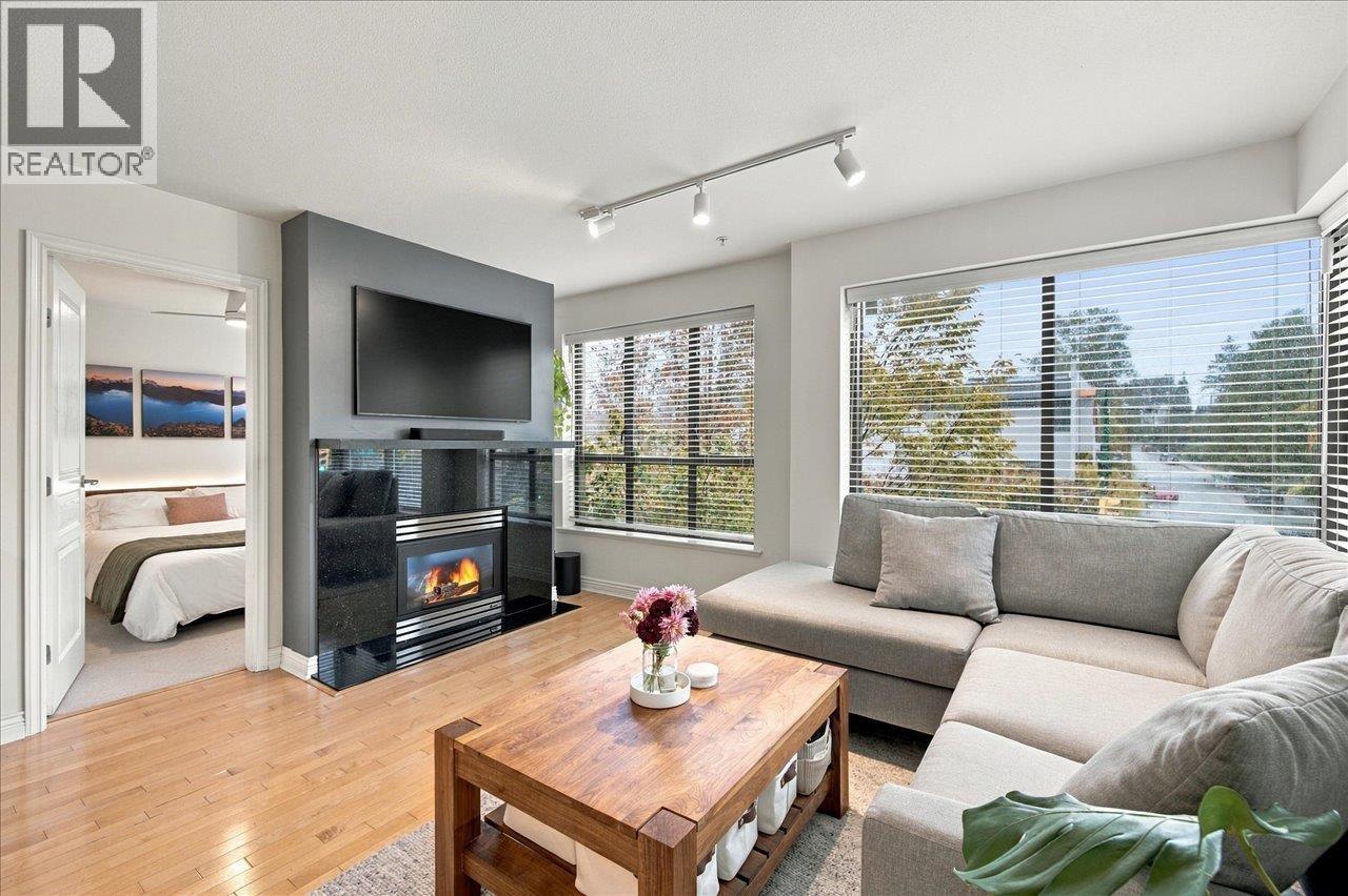 303 2015 TRAFALGAR STREET Property Photo 1