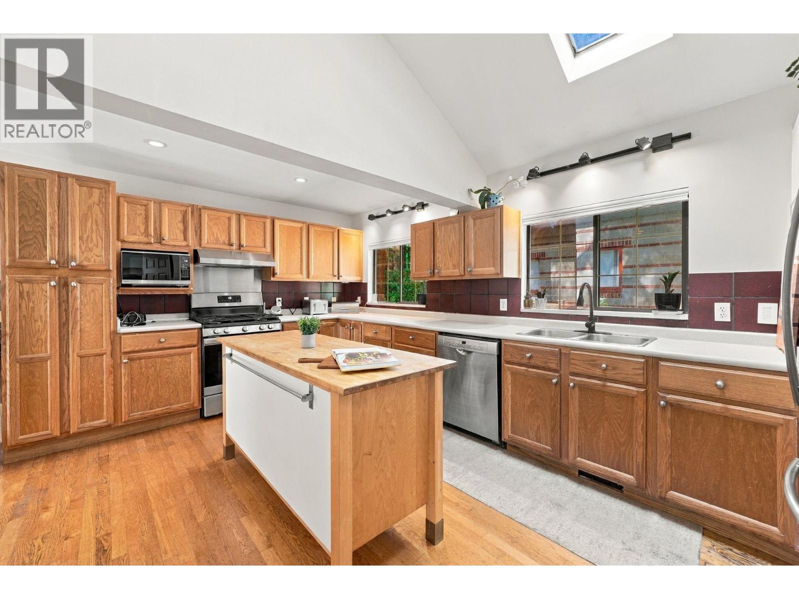 1720 Deep Cove Road Property Photo 12