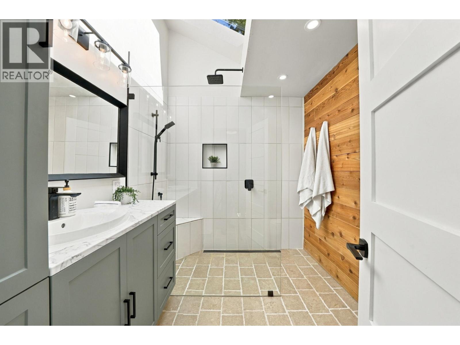 1720 Deep Cove Road Property Photo 14