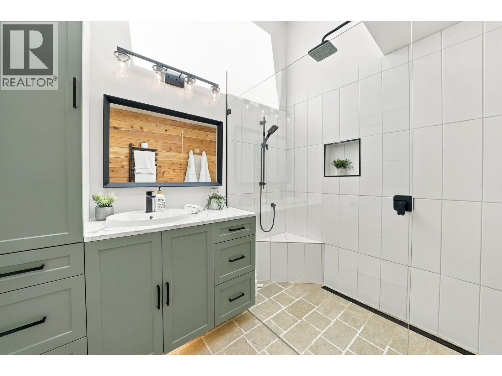 1720 Deep Cove Road Property Photo 15
