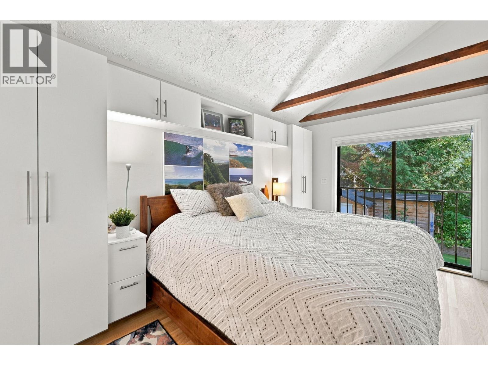 1720 Deep Cove Road Property Photo 16