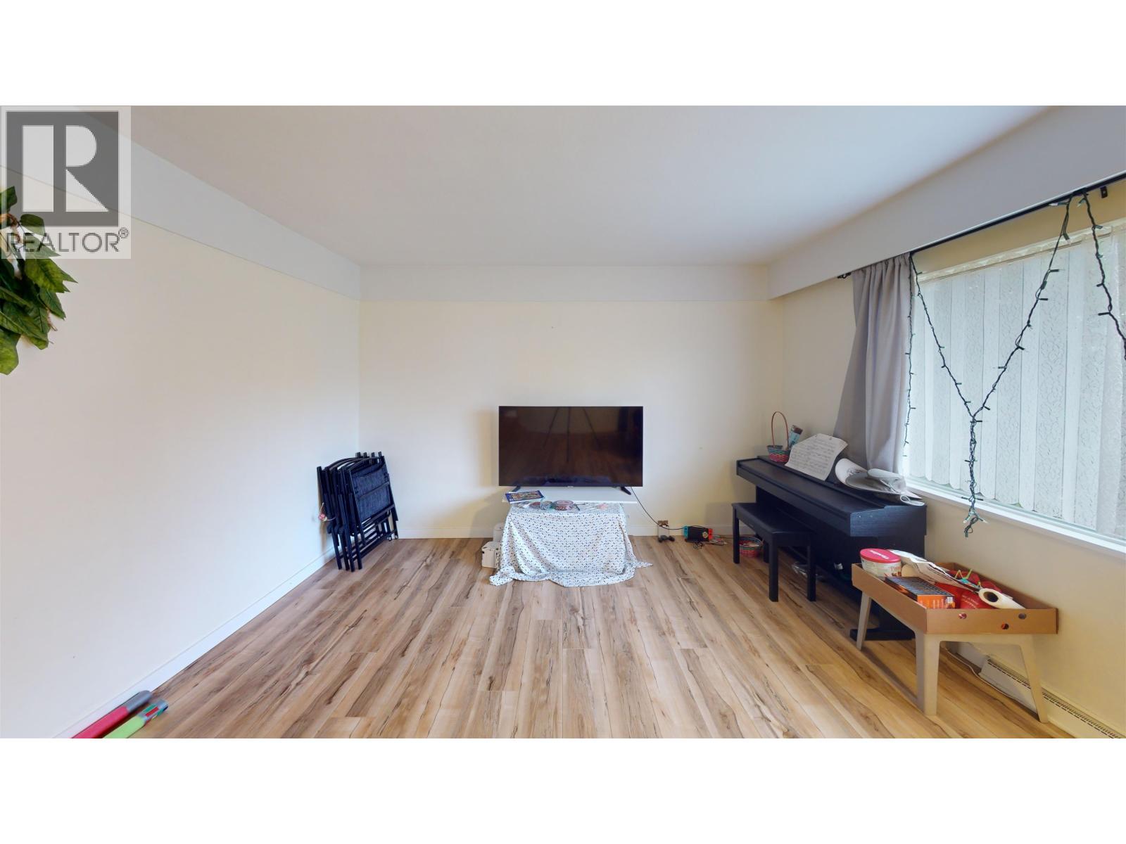 1136 Yorston Avenue Property Photo 6