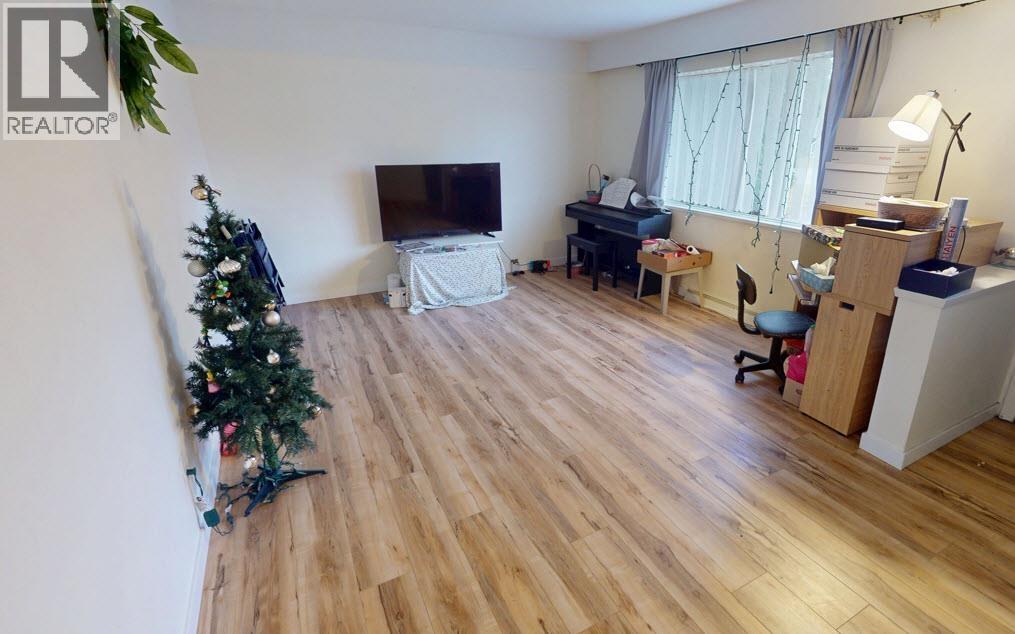 1136 Yorston Avenue Property Photo 8