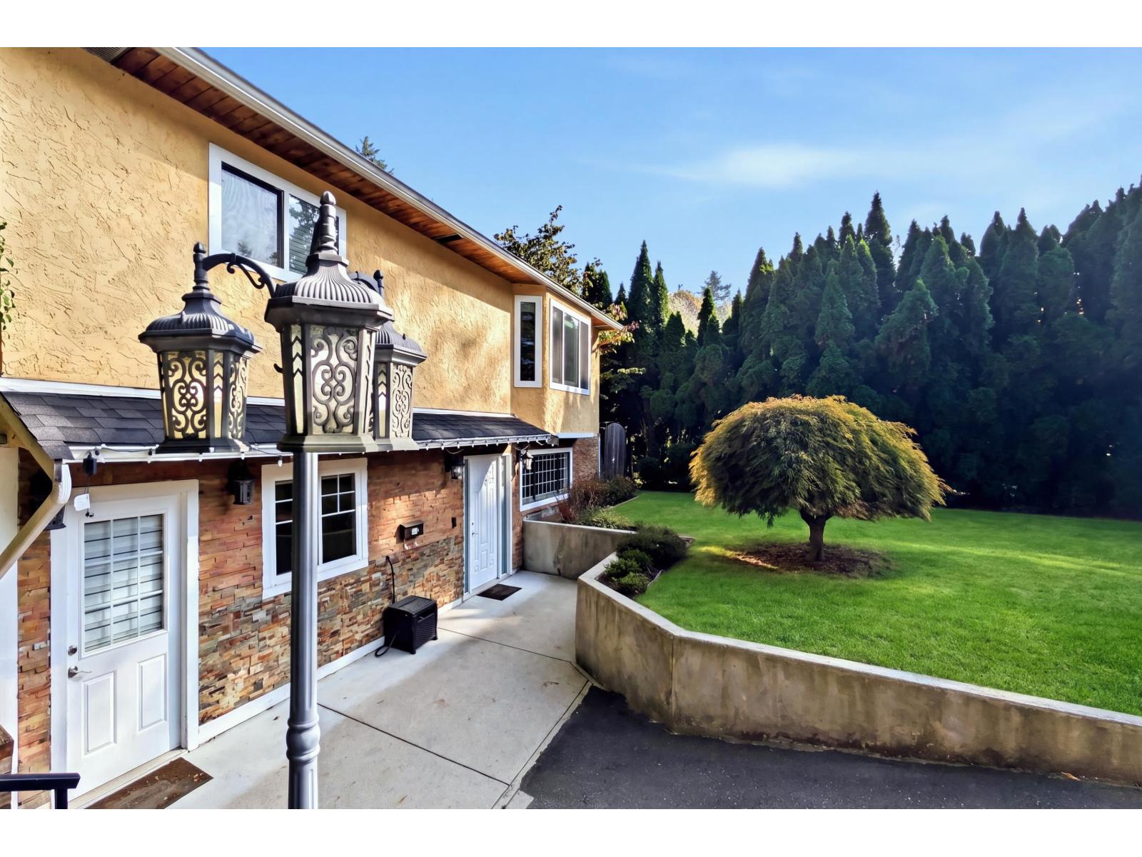 7596 143 Street Property Photo 2