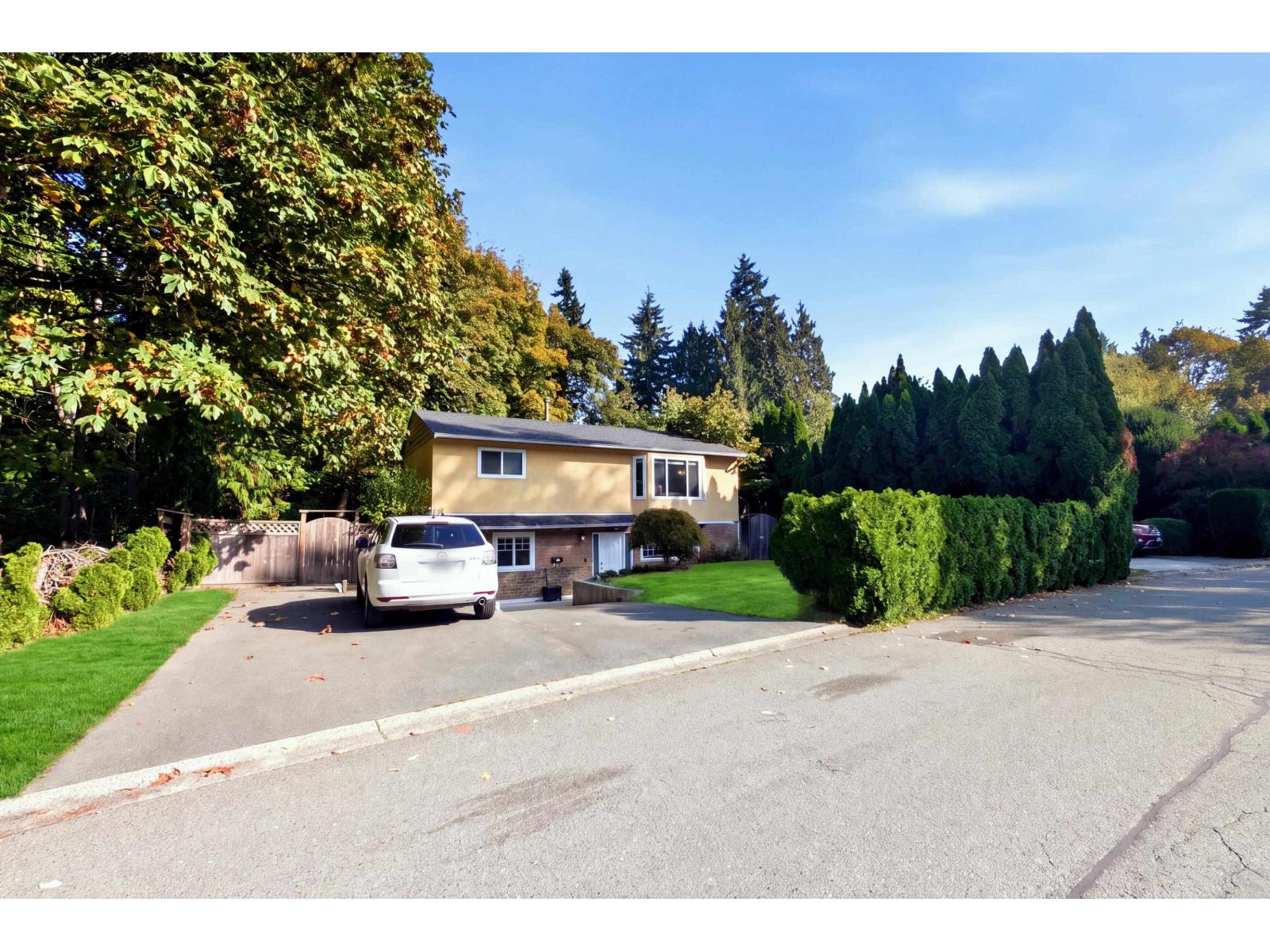 7596 143 Street Property Photo 3