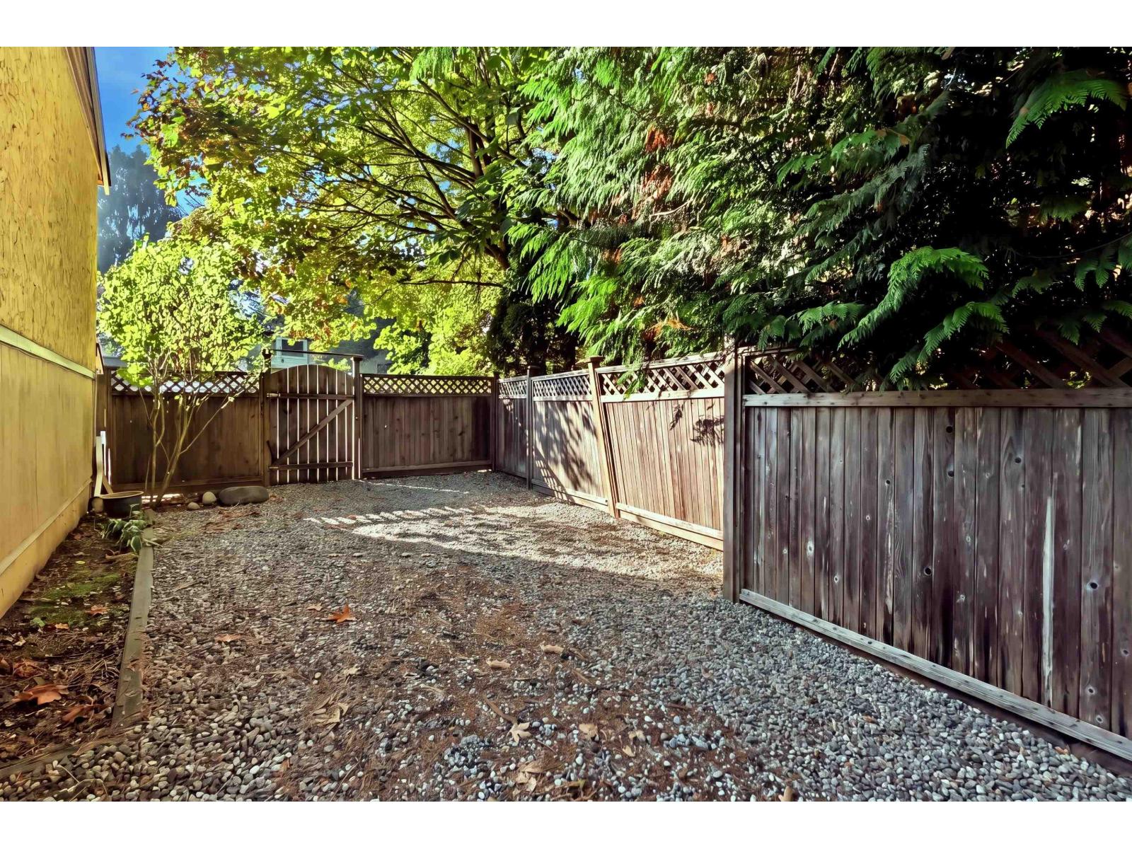 7596 143 Street Property Photo 4