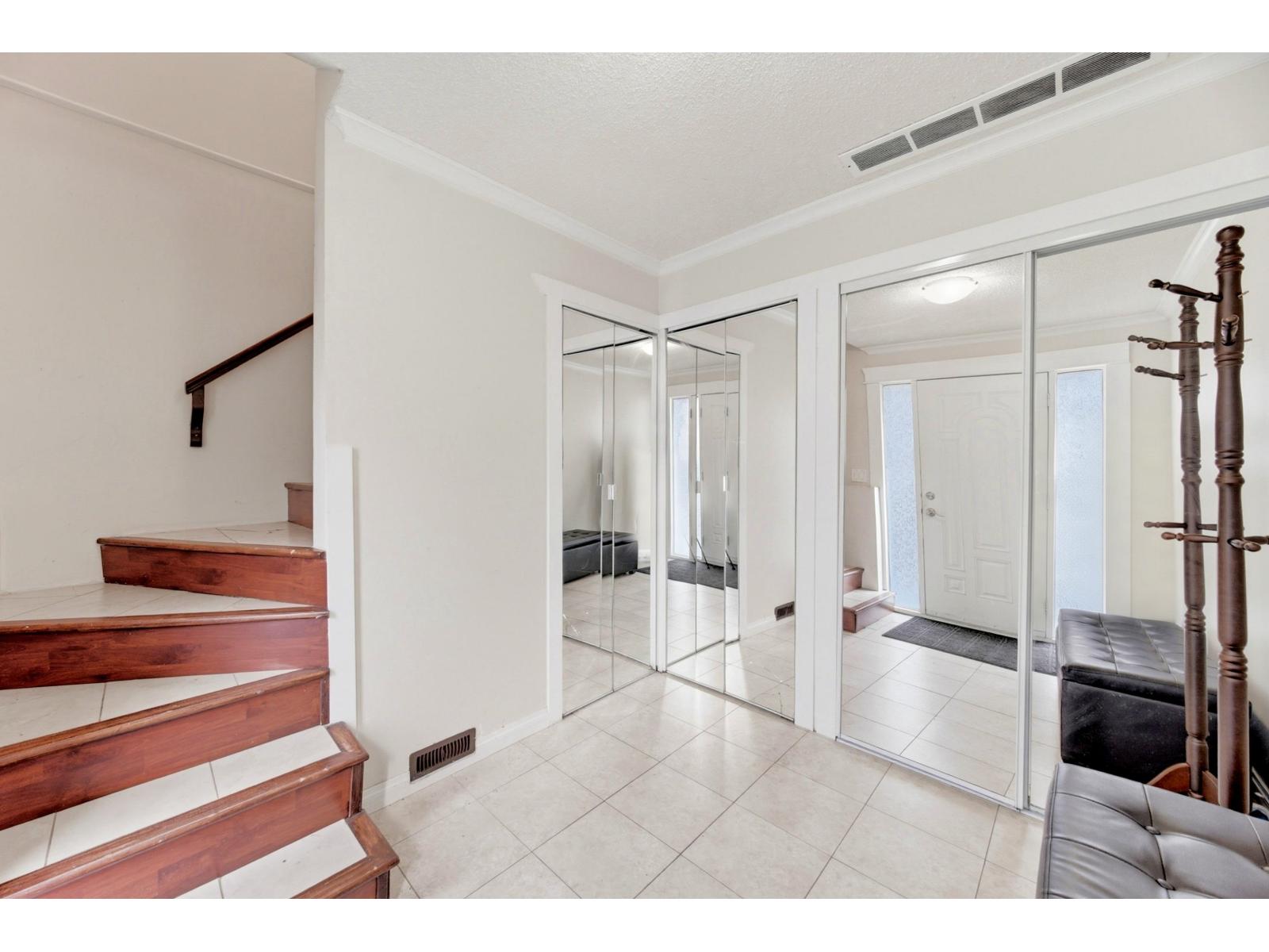 7596 143 Street Property Photo 8