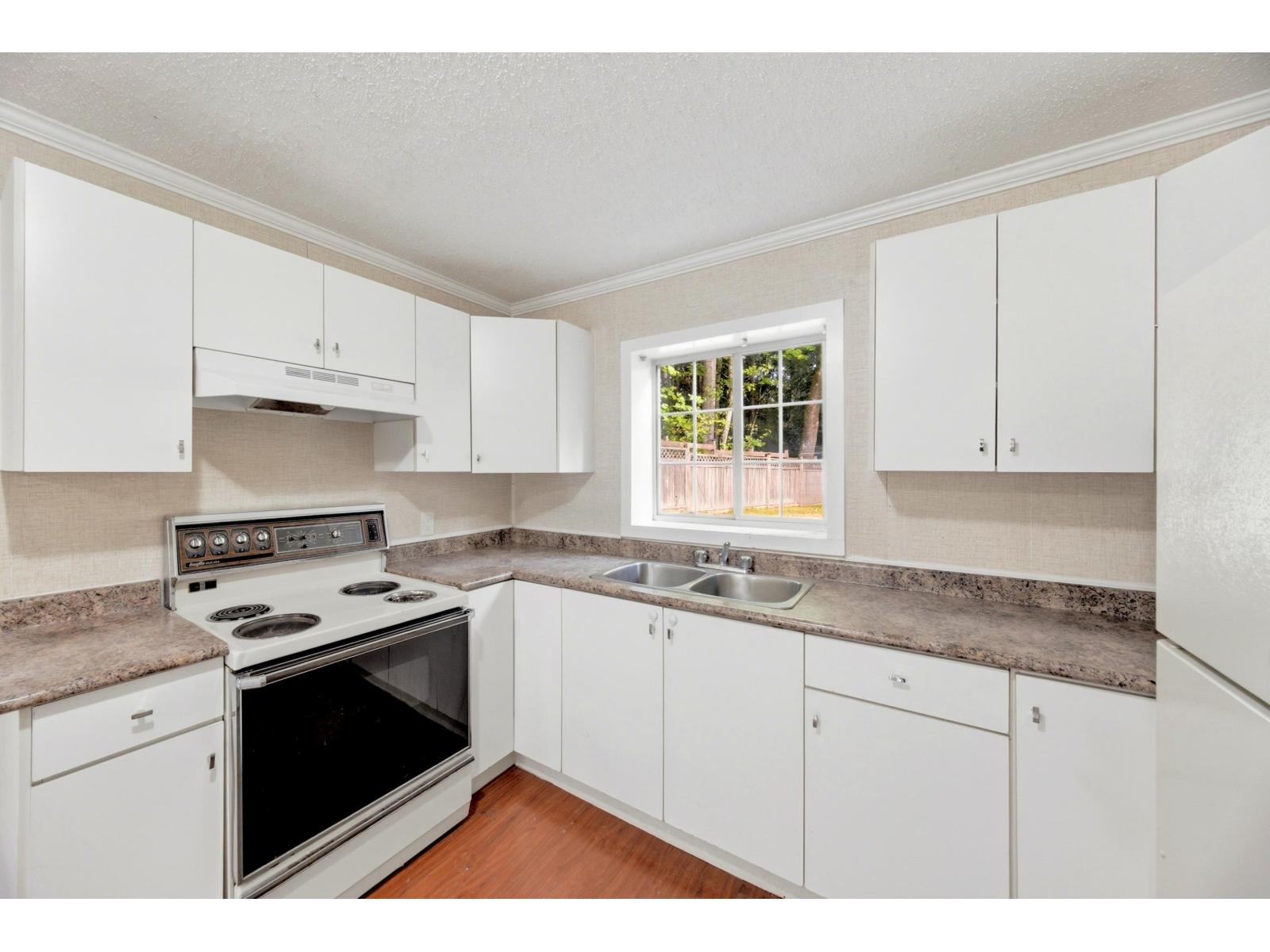 7596 143 Street Property Photo 13
