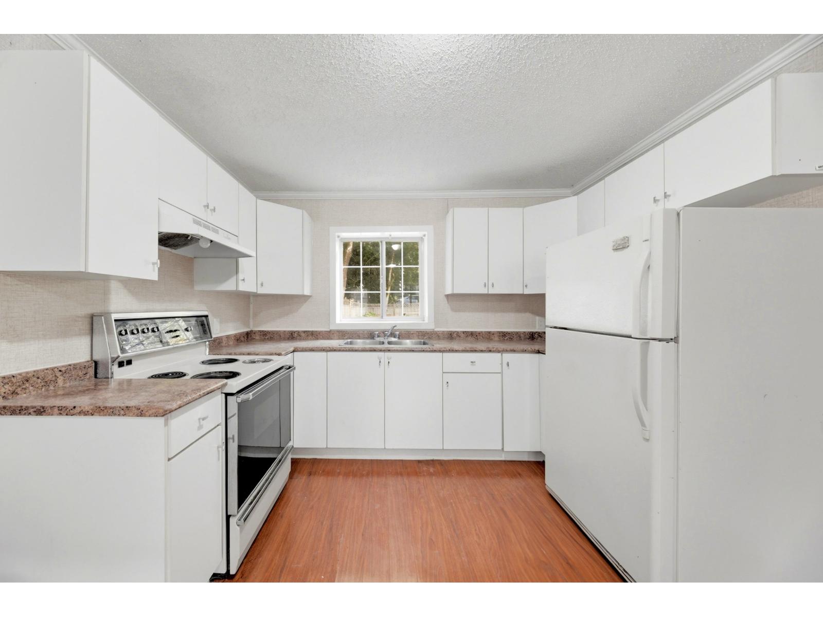 7596 143 Street Property Photo 14