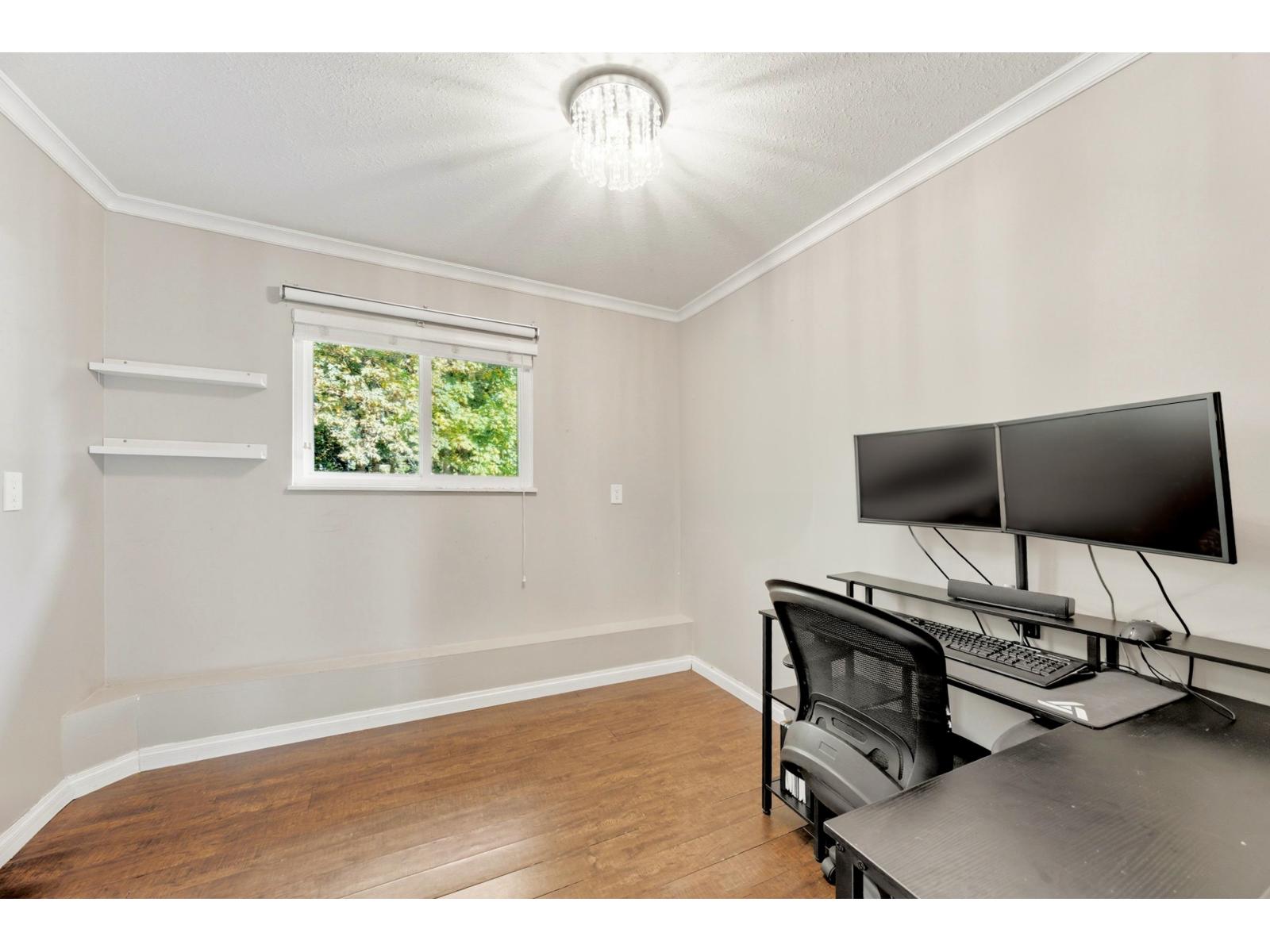 7596 143 Street Property Photo 16