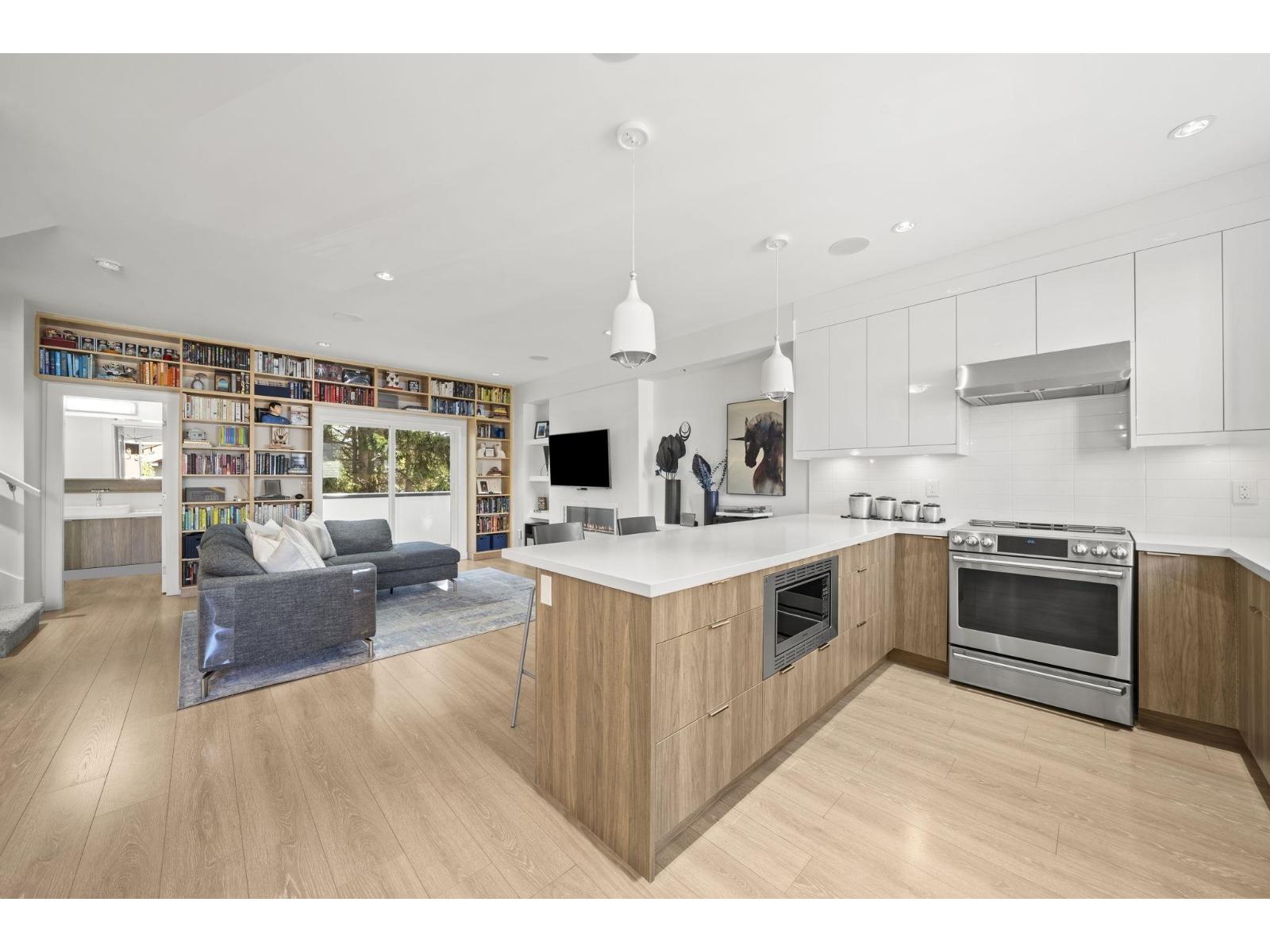 11 1670 160 Street Property Photo 2