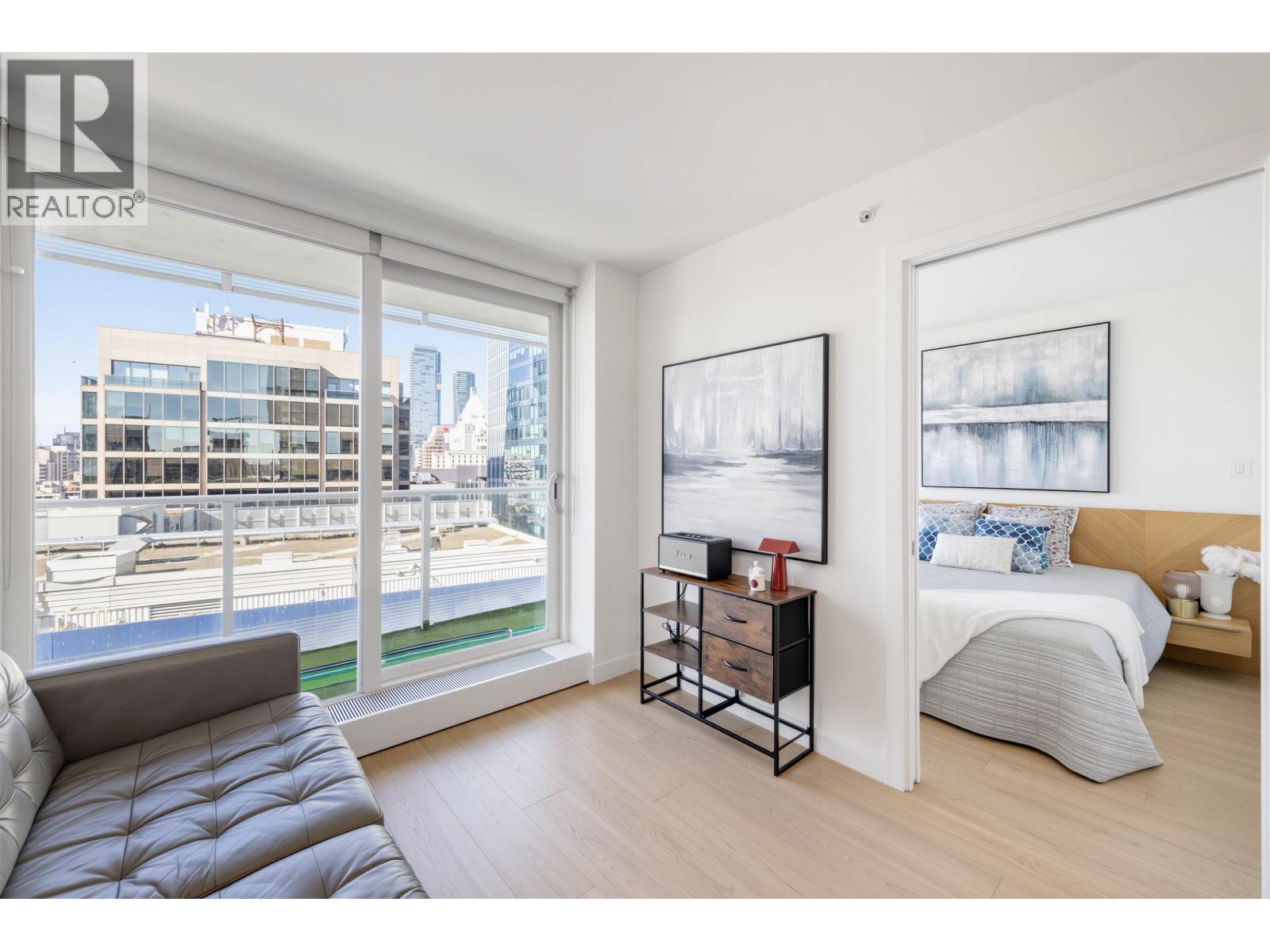 1902 777 Richards Street Property Photo 4