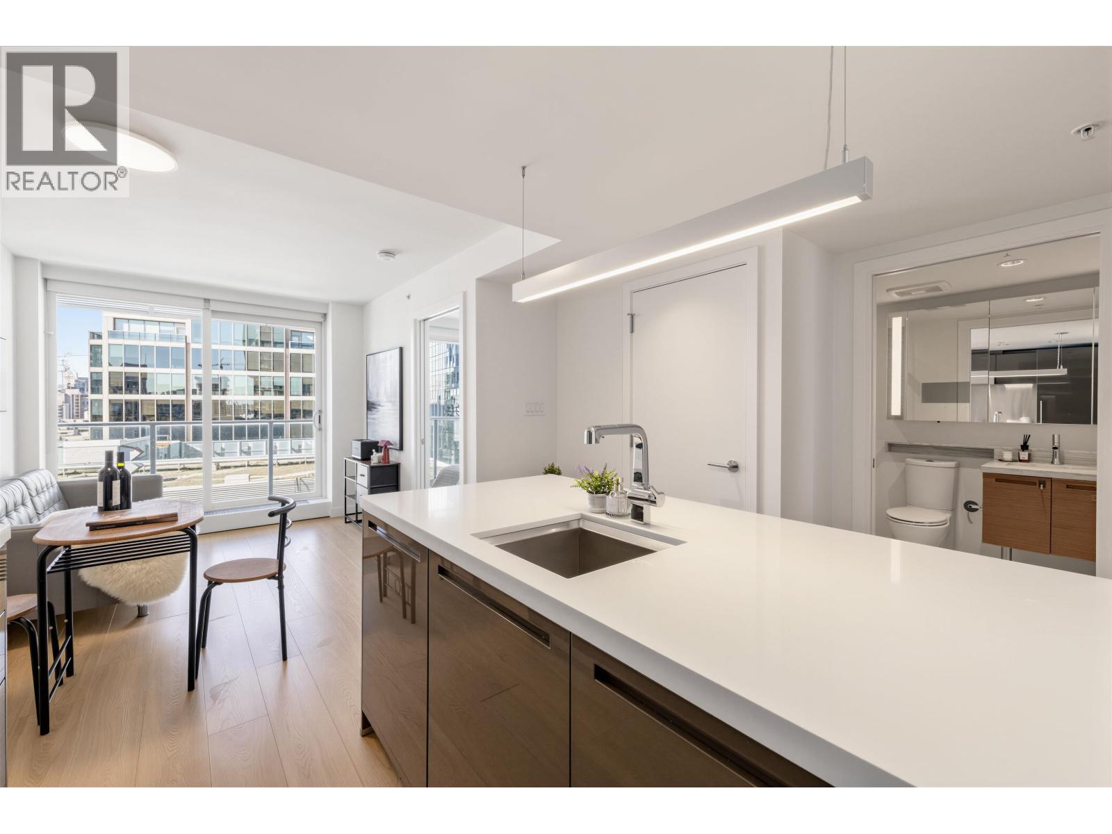 1902 777 Richards Street Property Photo 16