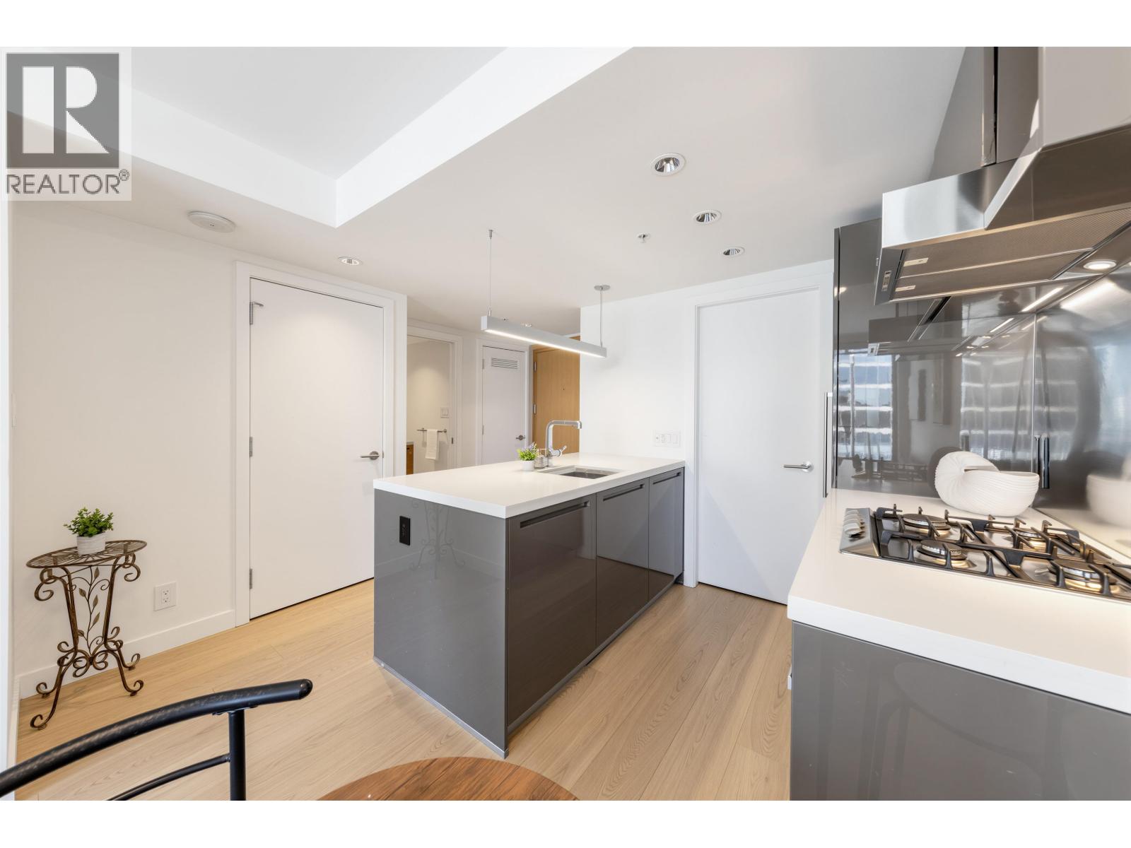 1902 777 Richards Street Property Photo 18