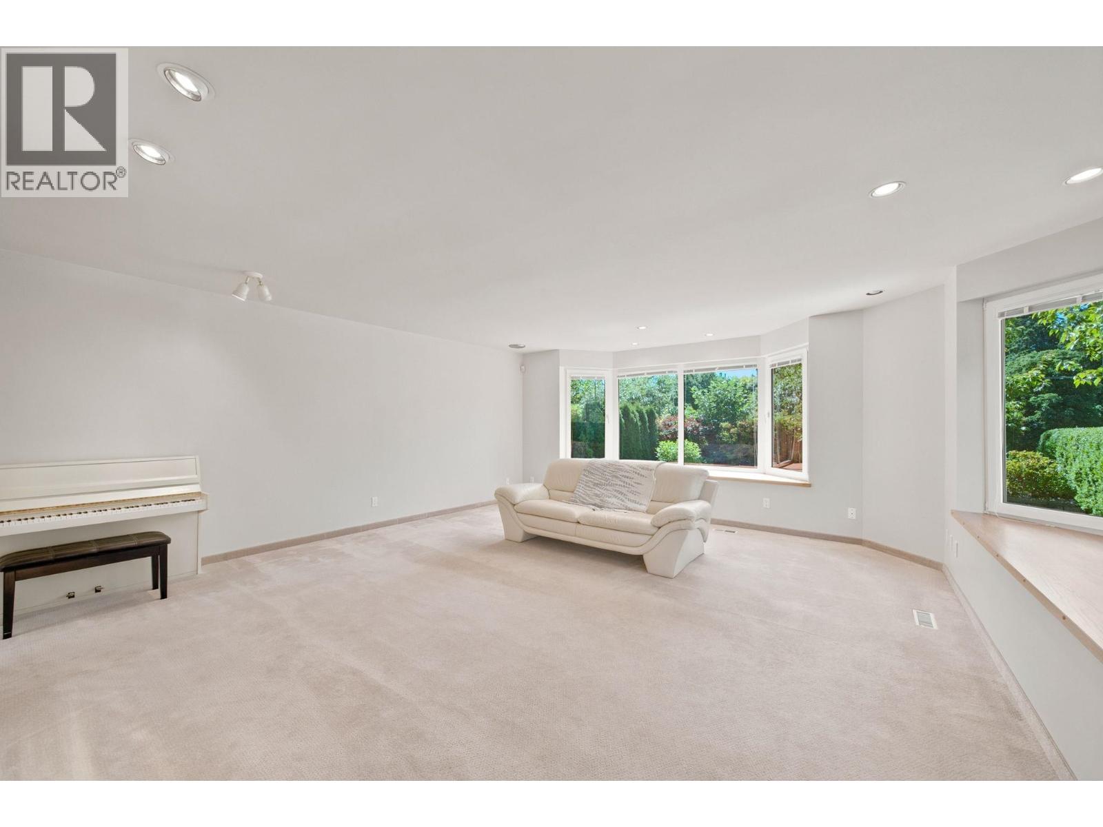 305 E 17th Street Property Photo 5