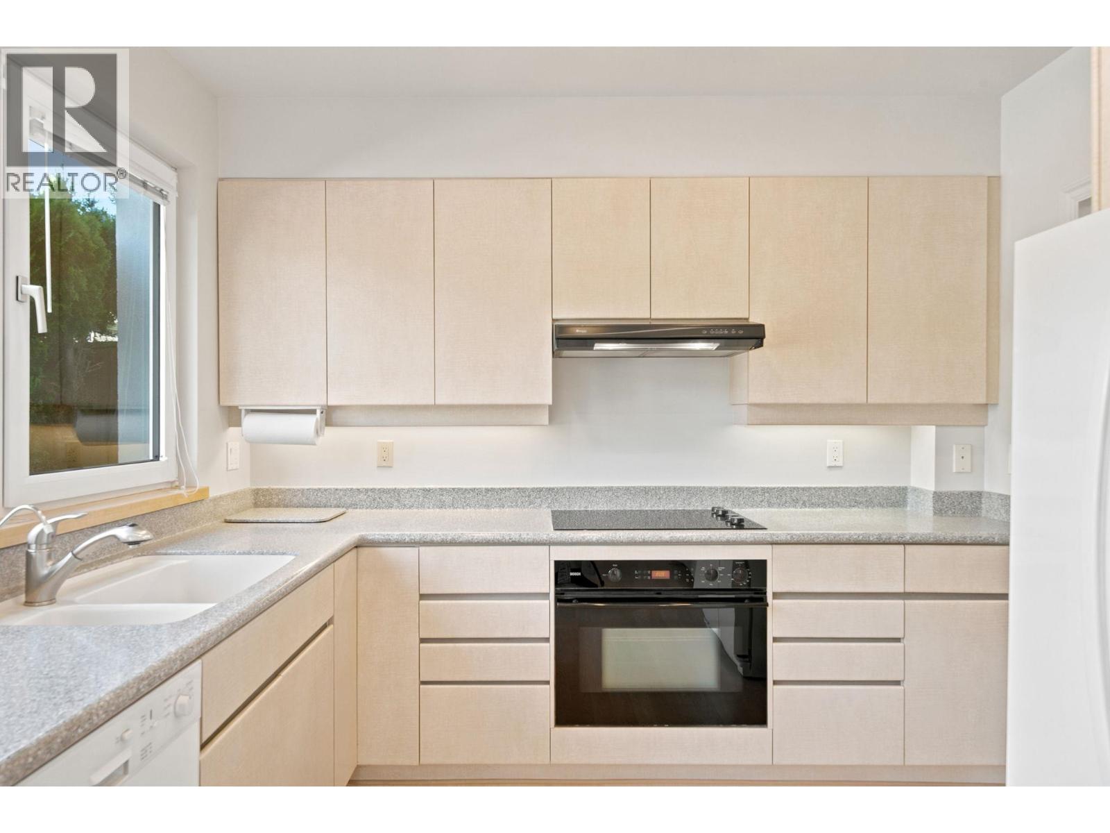 305 E 17th Street Property Photo 10