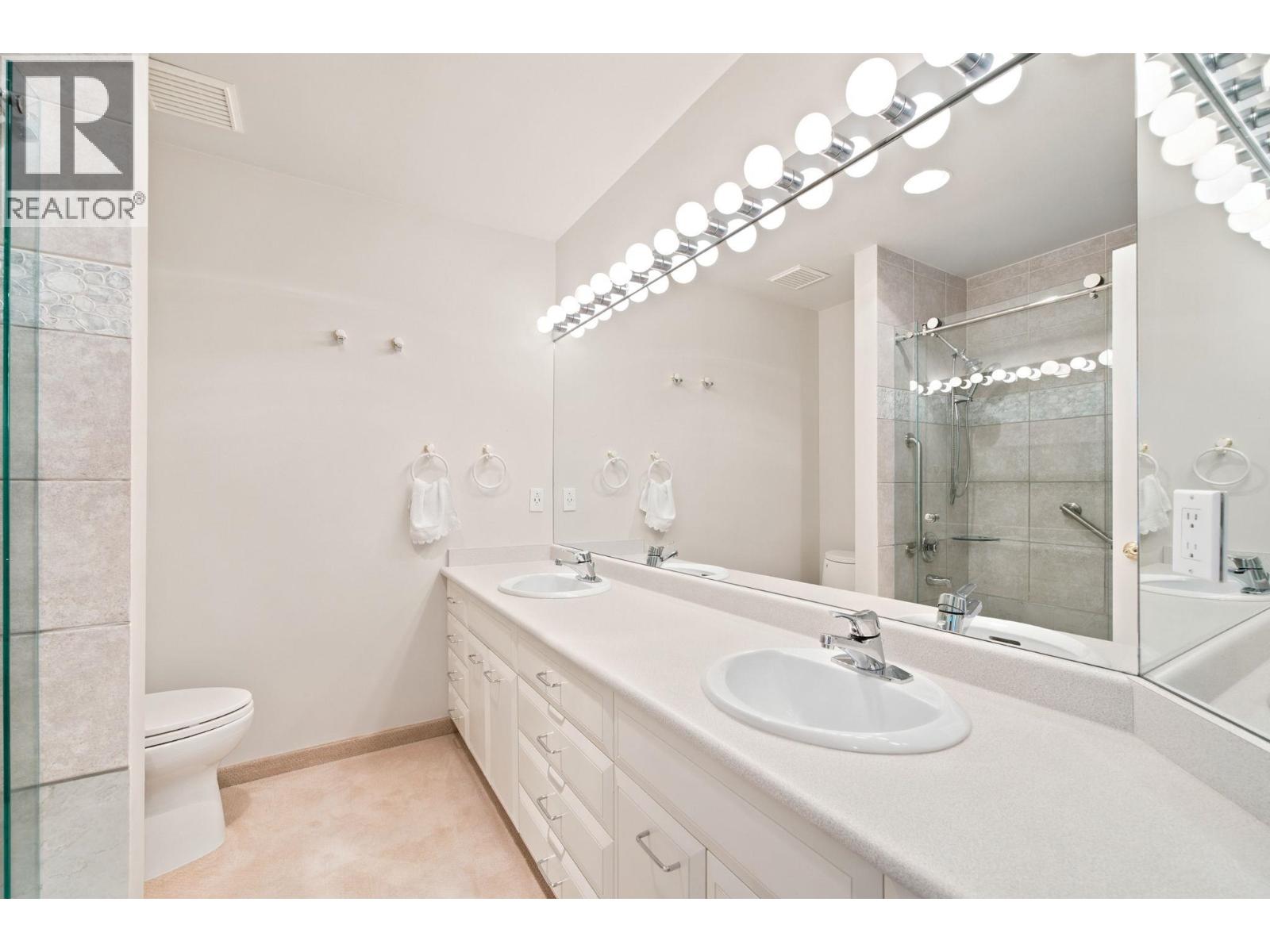 305 E 17th Street Property Photo 19