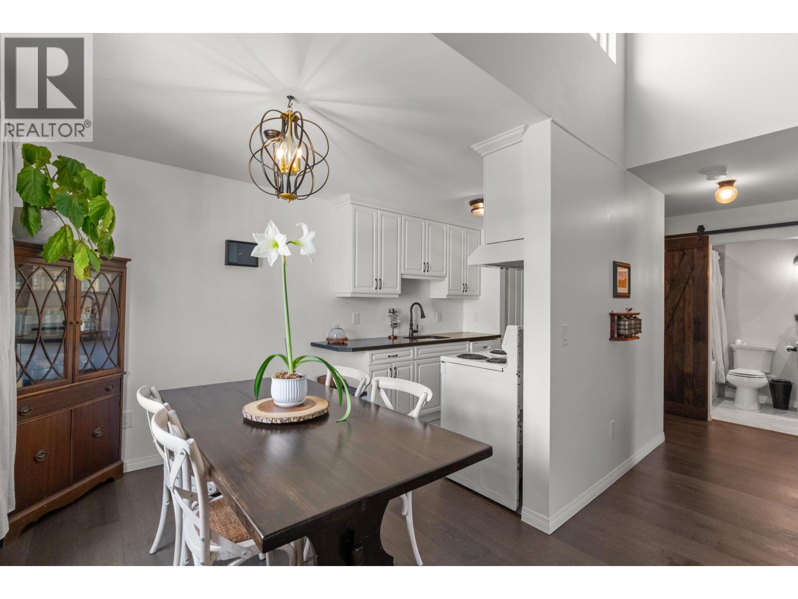 301 5553 16 Avenue Property Photo 1