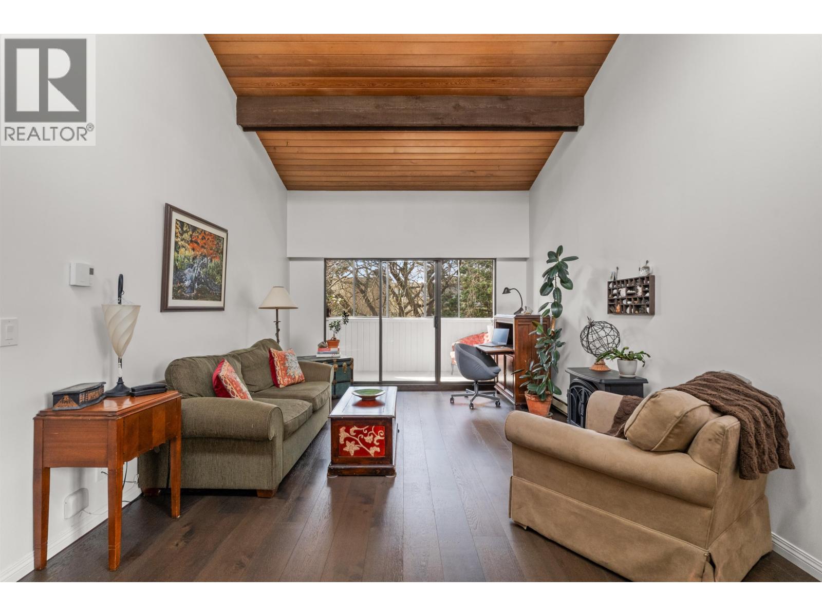 301 5553 16 Avenue Property Photo 5