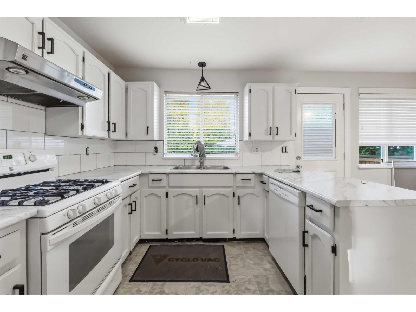3743 Nanaimo Crescent Property Photo 3