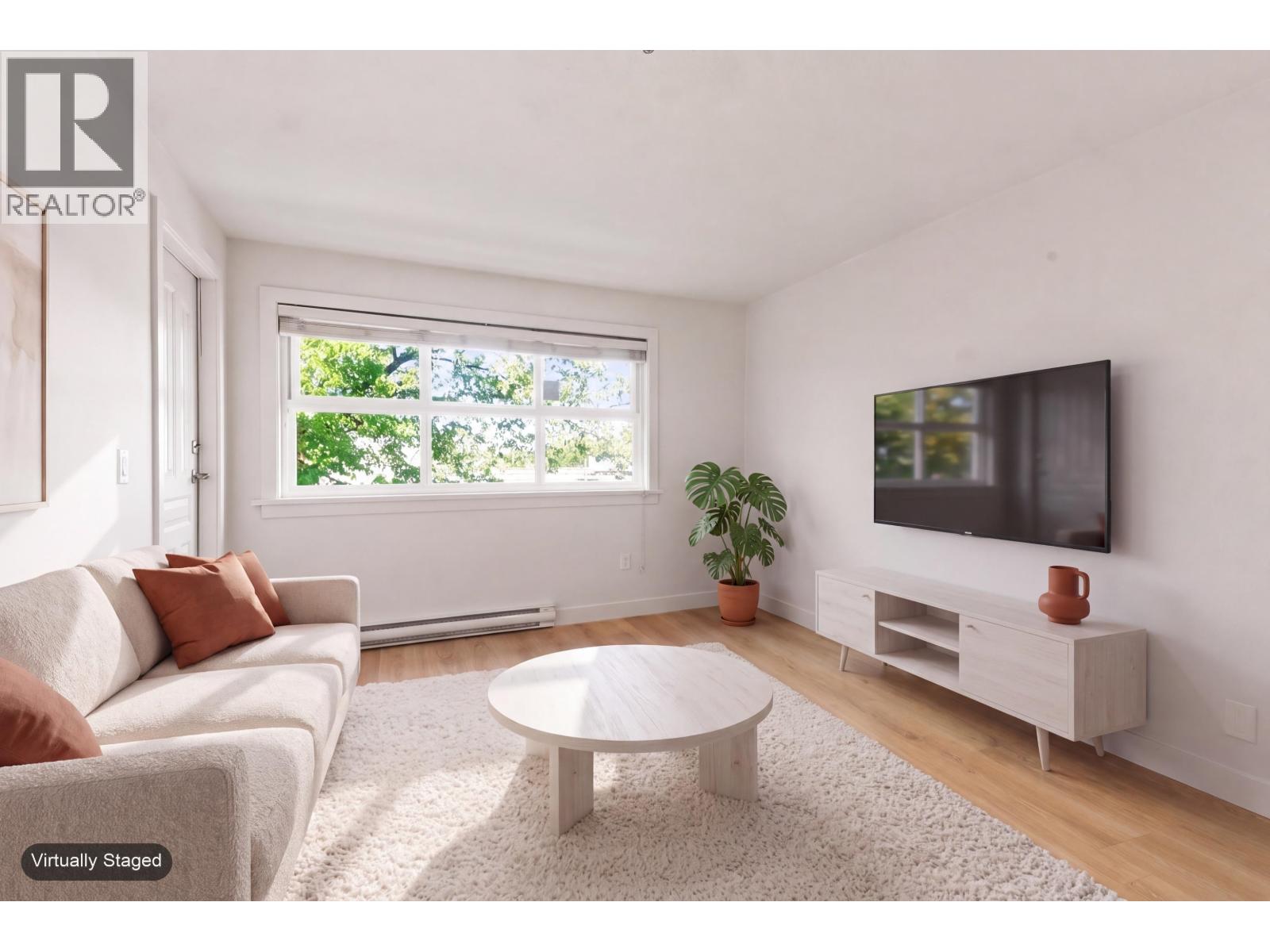 301 2928 Commercial Drive Property Photo 2