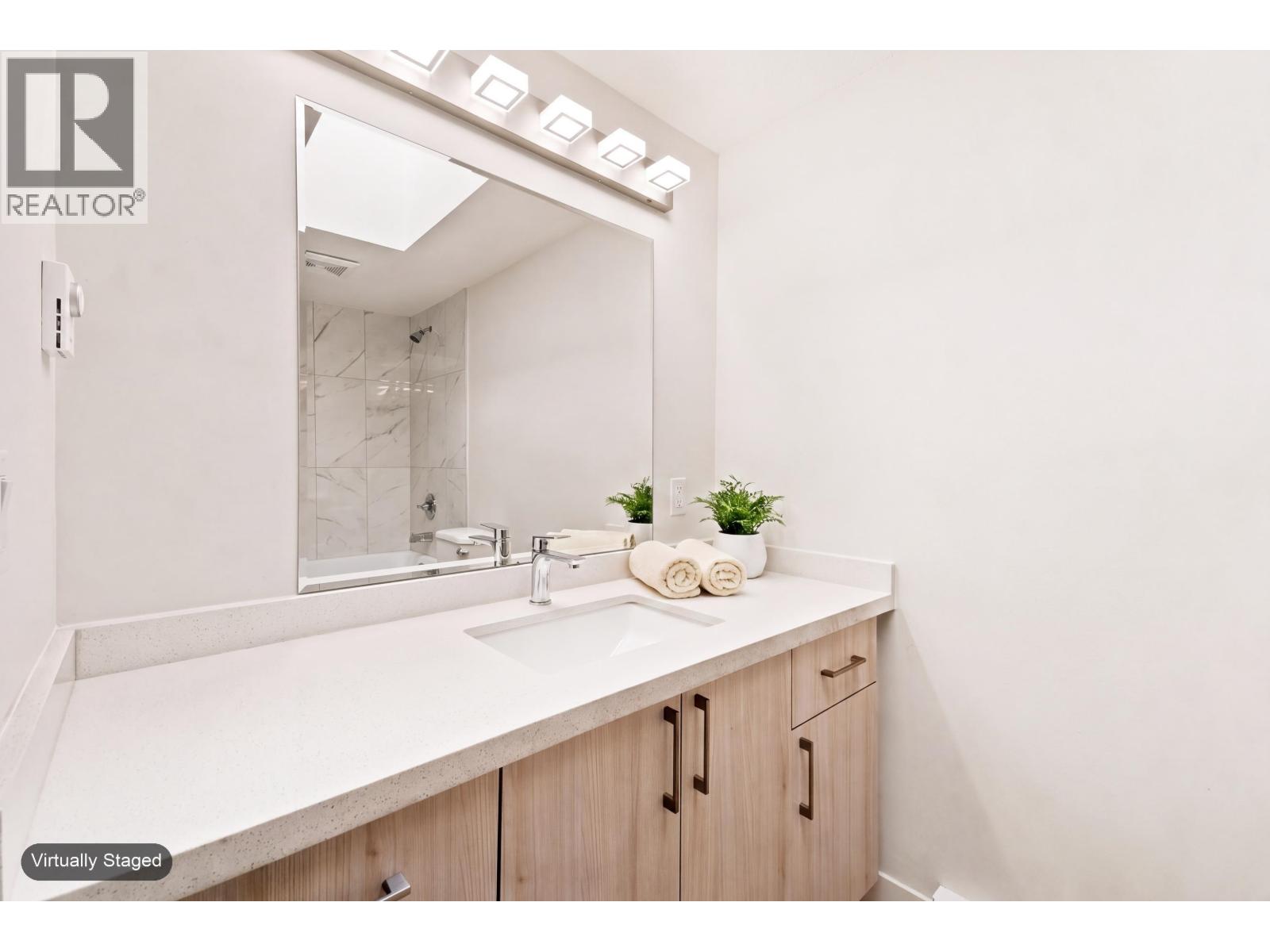 301 2928 Commercial Drive Property Photo 12