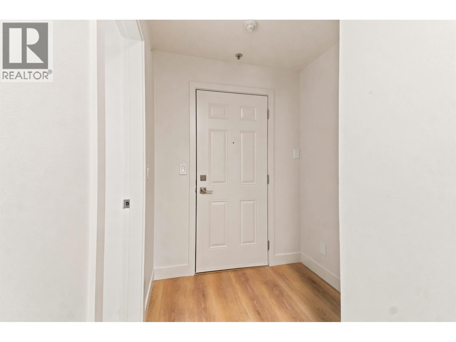 301 2928 Commercial Drive Property Photo 15