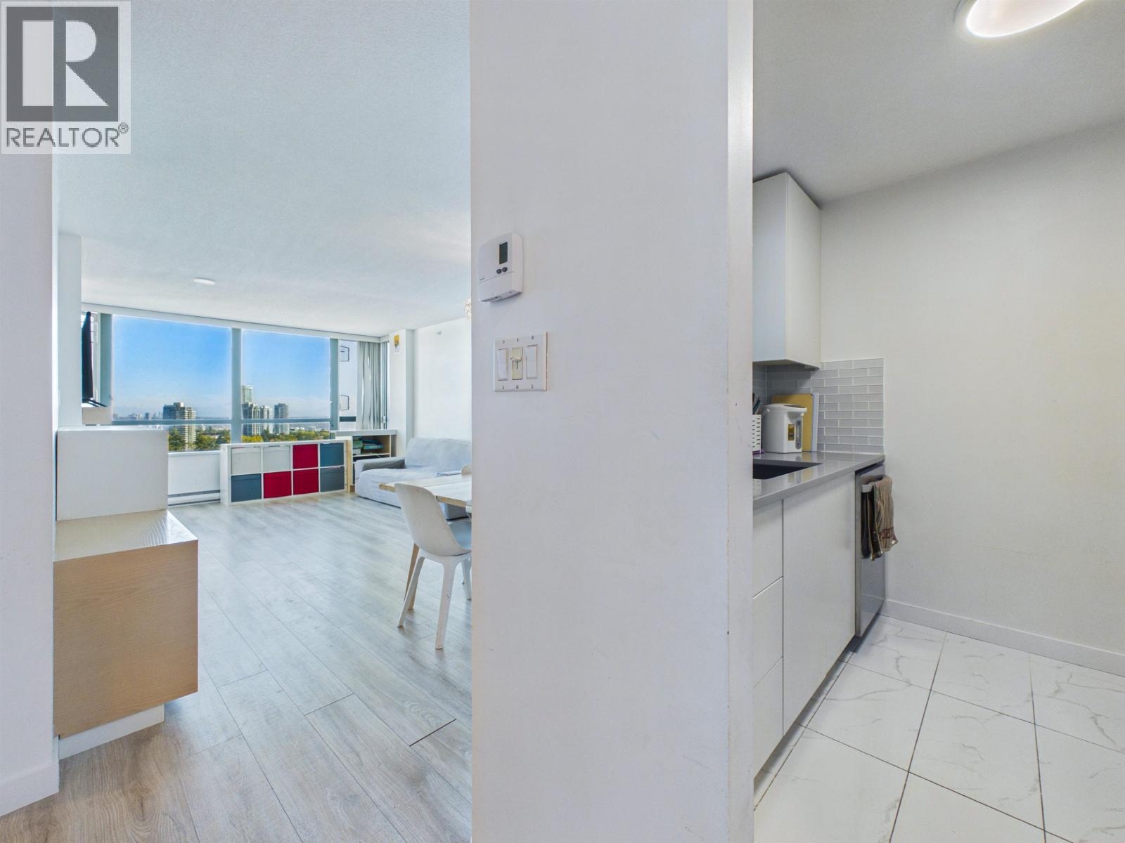 1405 6622 Southoaks Crescent Property Photo 6