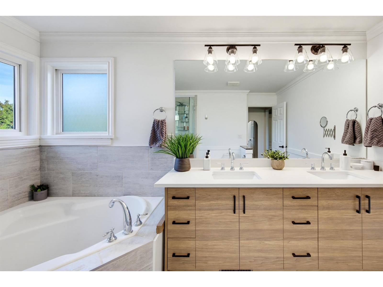 8256 170 Street Property Photo 24