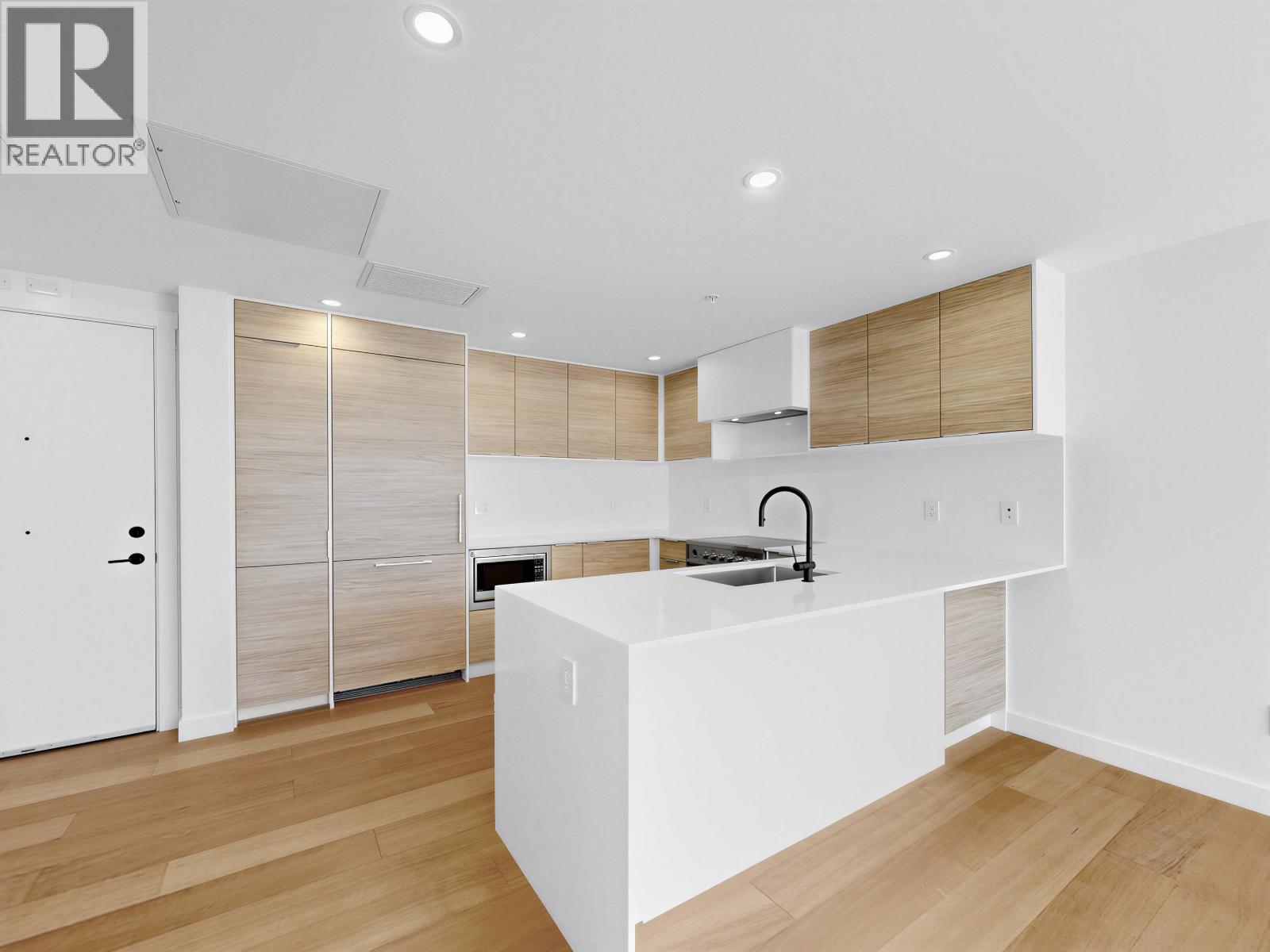 504 6485 Manitoba Street Property Photo 4
