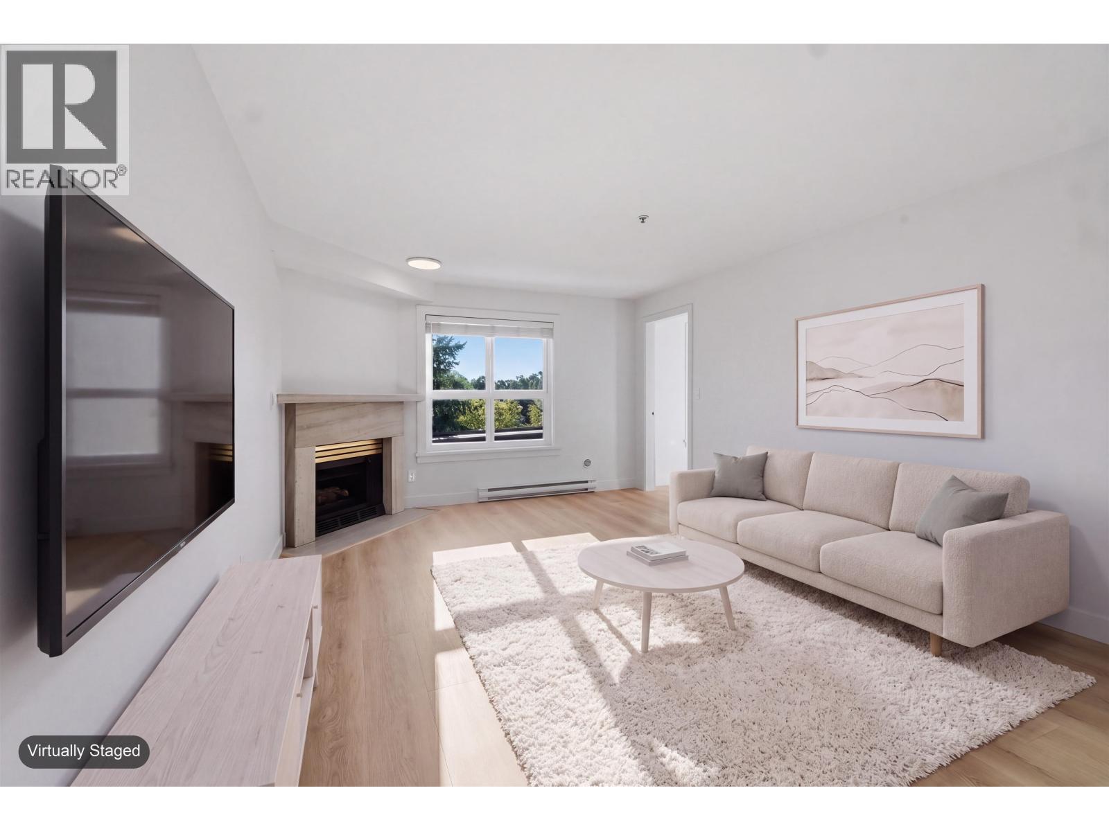 306 2928 Commercial Drive Property Photo 2